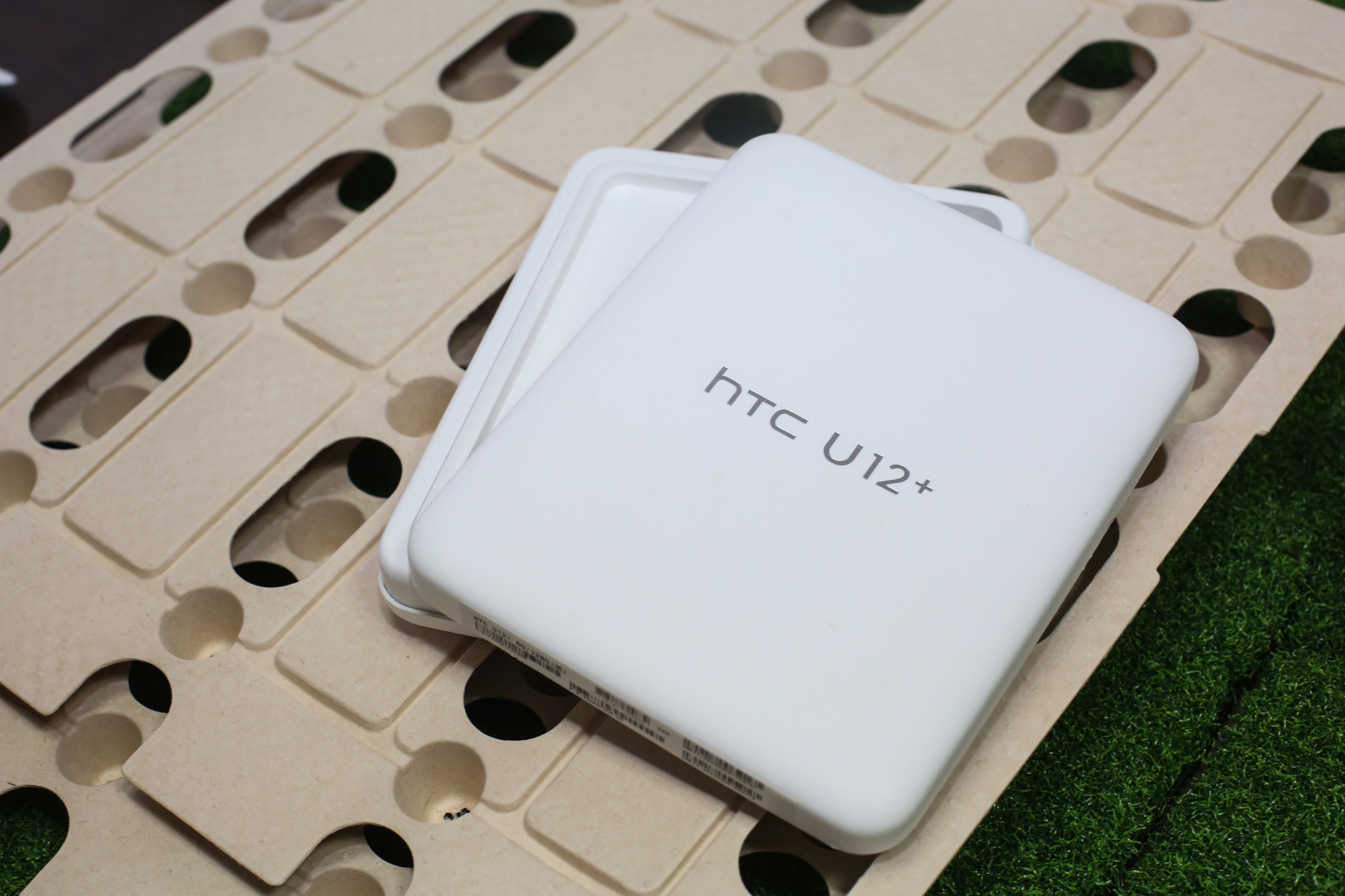 興中的紙塑技術曾被宏達電相中，成為hTC手機全球唯一包材商，因紙塑產品可100%自然分解，另和農委會合作開發種苗盆。