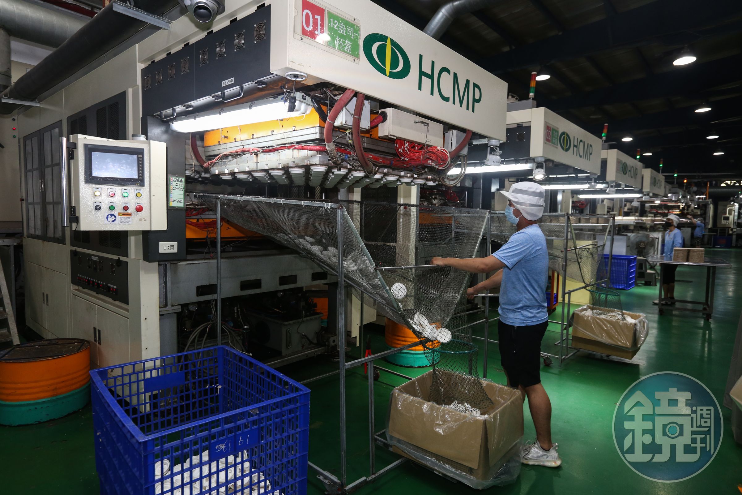 除了單賣包材，興中也出售自行開發設計的紙塑機台，1台設備約700萬元，每年可外銷十餘台。