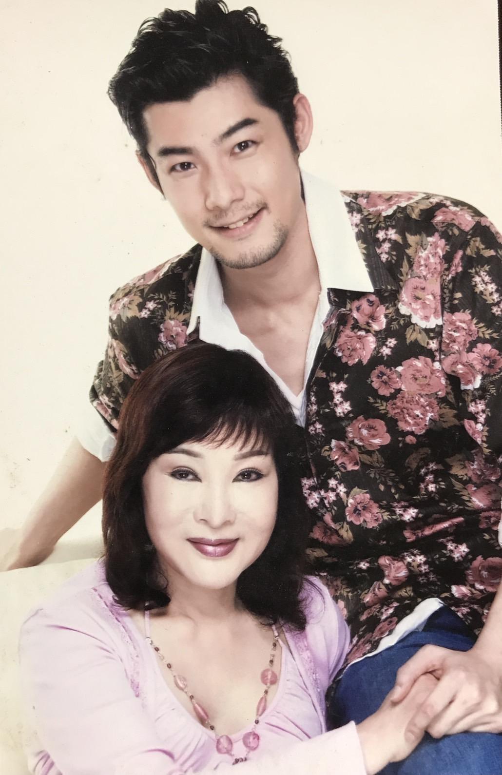 小明明(前)生前曾希望能跟兒子施易男合演歌仔戲。(施易男提供)