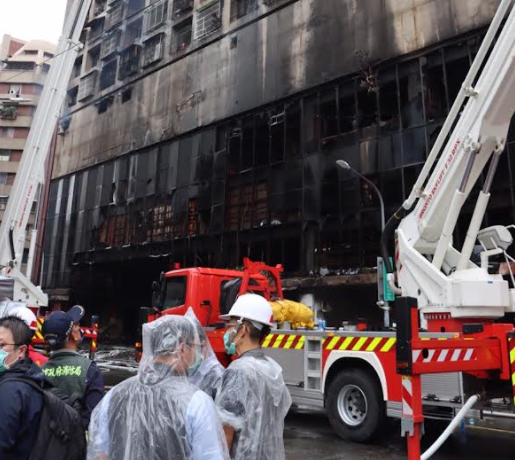 高雄鹽埕城中城大樓火災傷亡慘重，死傷人數已達67人。（高市府提供）