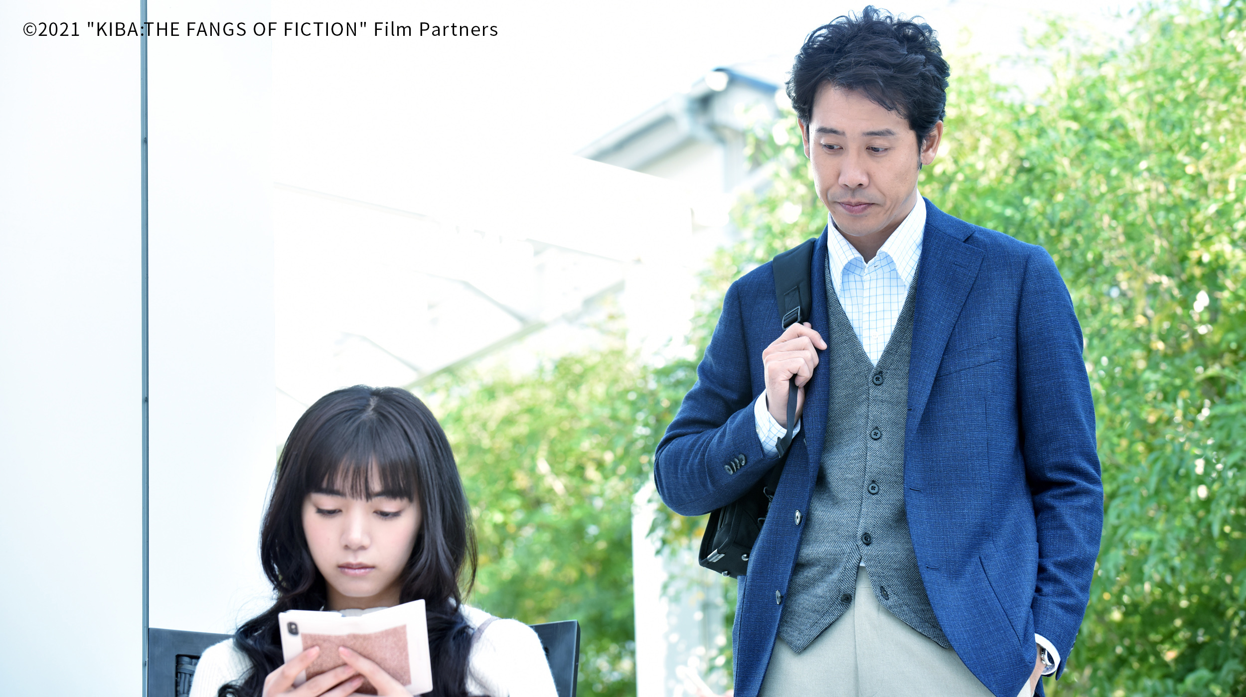 大泉洋（右）在《總編的復仇》中飾演總編輯速水，為拯救面臨廢刊的雜誌拉攏模特兒池田依來沙合作。（可樂電影提供）