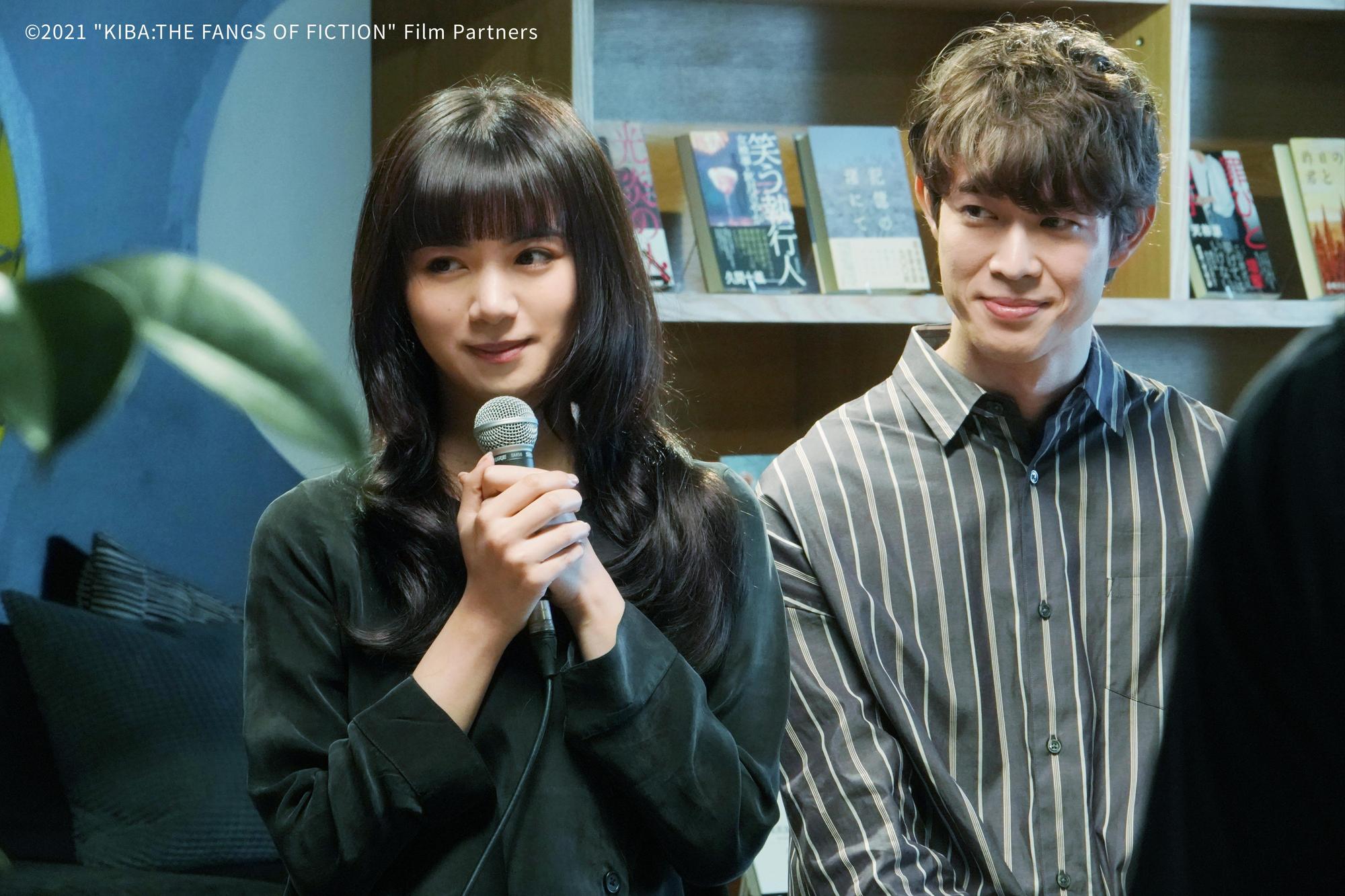《總編的復仇》中飾演新人作家的宮澤冰魚(右)與模特兒池田依來沙都是非常受到矚目的新生代演員。(可樂電影提供)