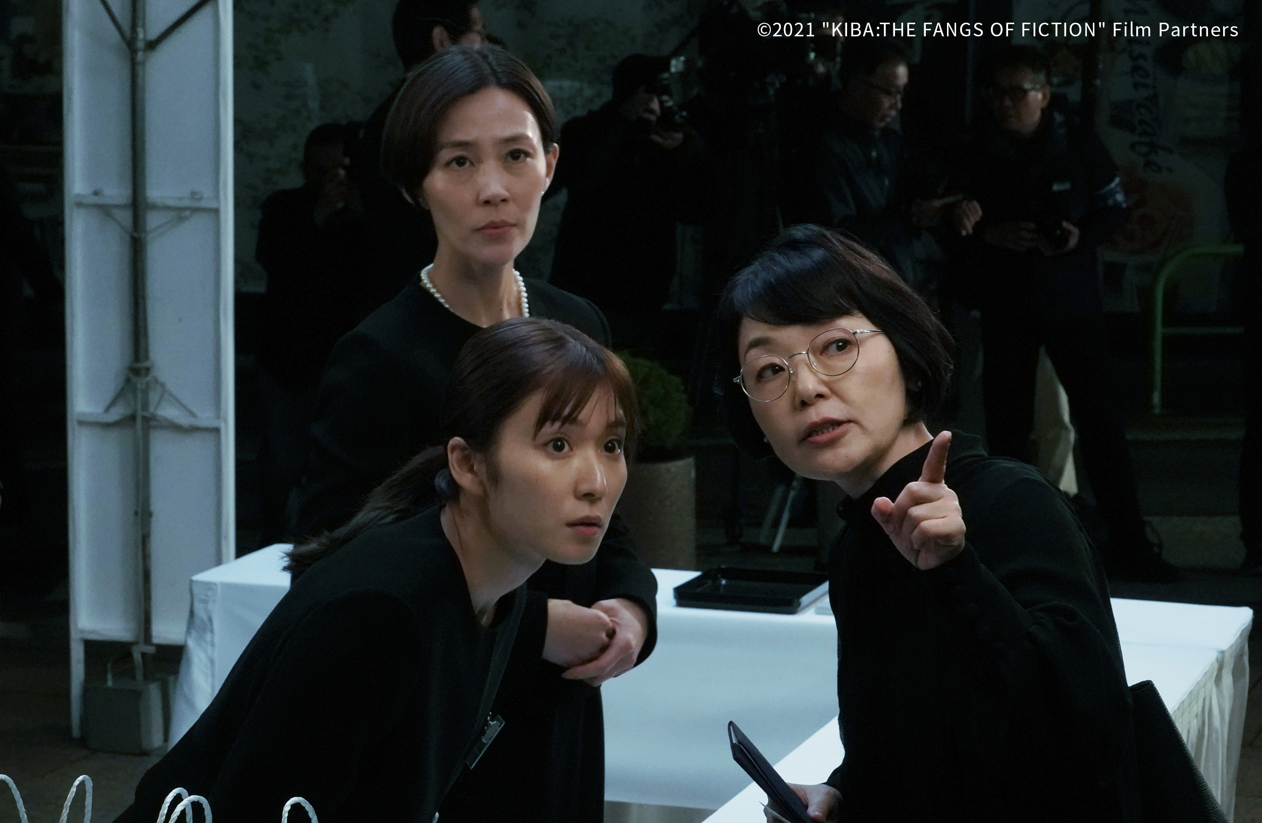 《總編的復仇》集結木村佳乃(後)、松岡茉優(前左)、小林聰美等不同世代的演員,角色間的火花為電影增添看頭。(可樂電影提供)