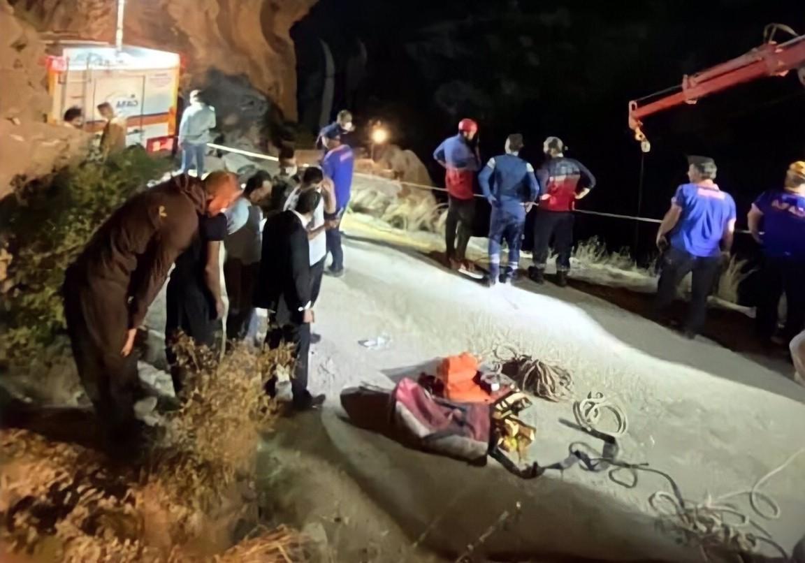 土耳其官方團隊出動大批警消人員,動用吊車從山谷中搜救兩人。(翻攝AFAD Platform Facebook)