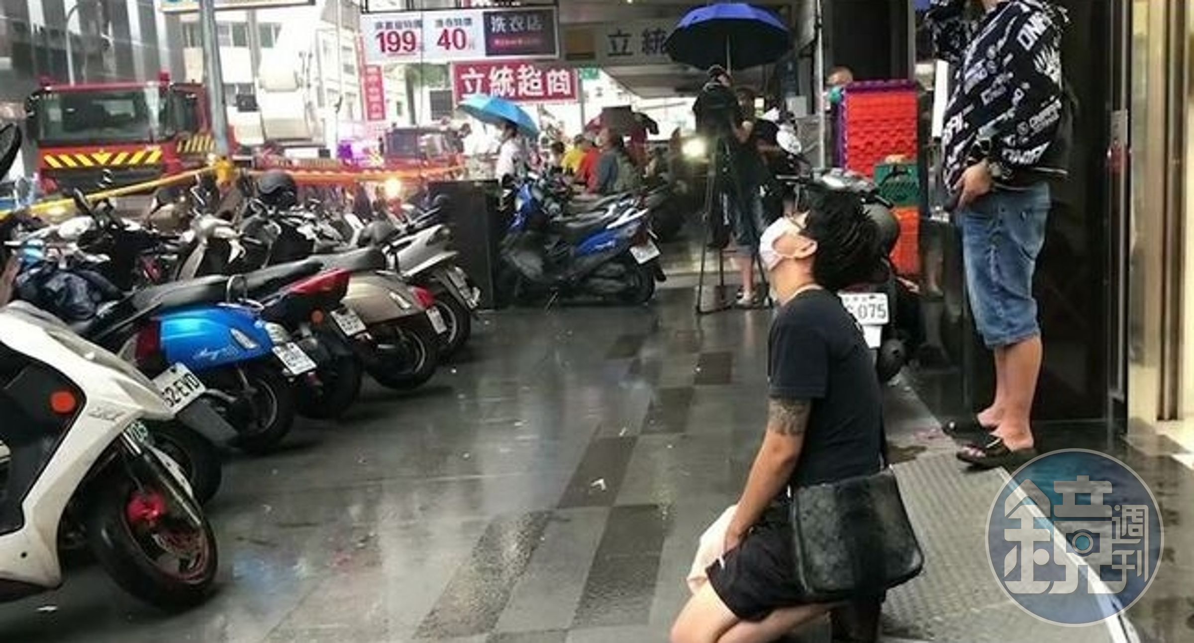 父母火場失聯，戴女從凌晨等到天亮，生死不明，不禁跪地哭泣。（讀者提供）