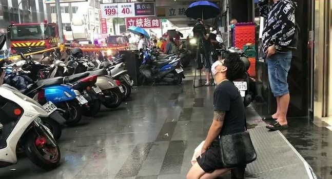 父母火場失聯，戴女從凌晨等到天亮，生死不明，不禁跪地哭泣。（讀者提供）