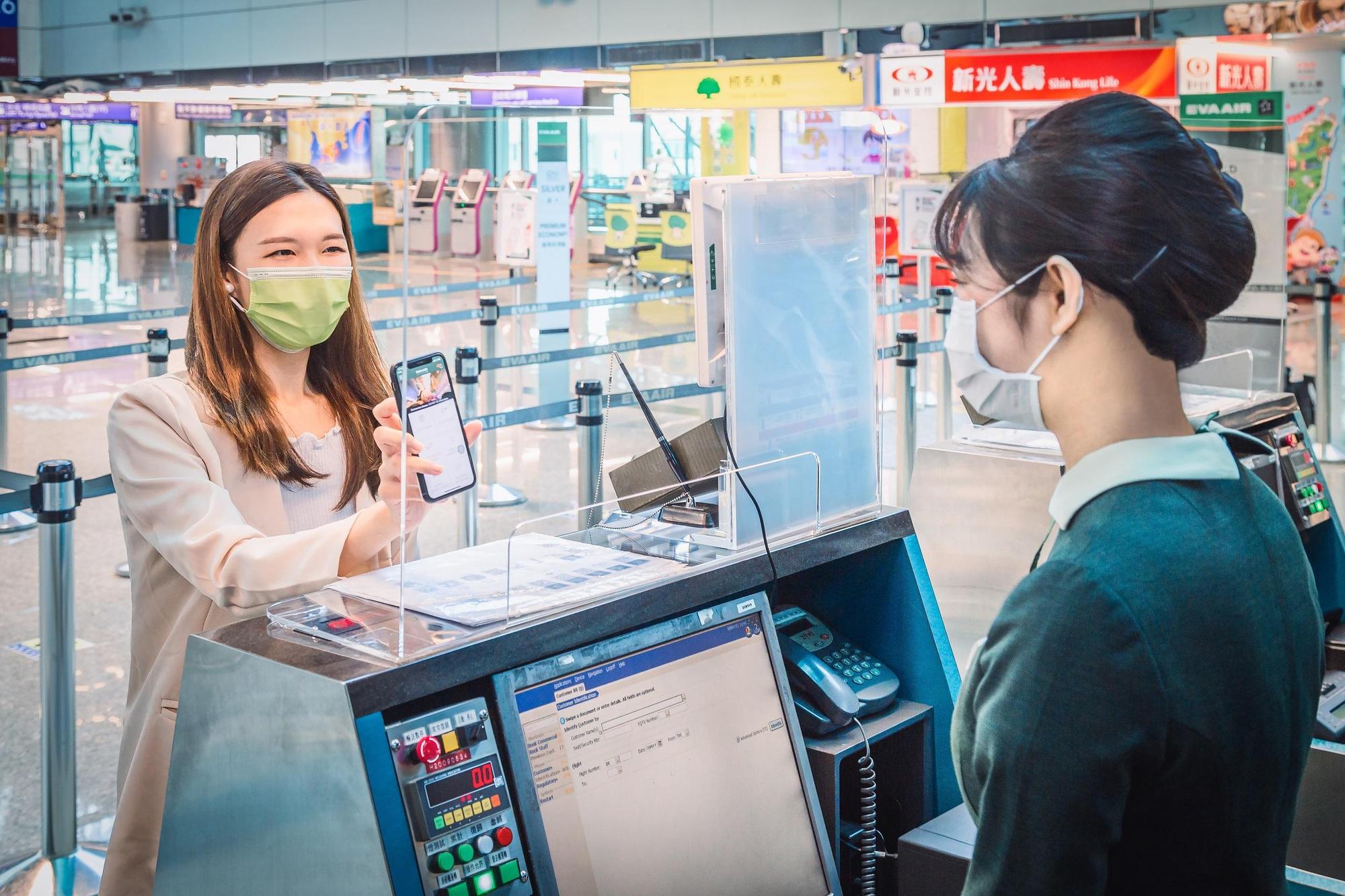 長榮航空積極朝向友善的數位化服務方向前進，致力降低不必要的接觸風險，已與Affinidi、AOKpass和IATA Travel Pass等國際平台試行健康證明數位驗證，以符合後疫情時代的服務新趨勢。