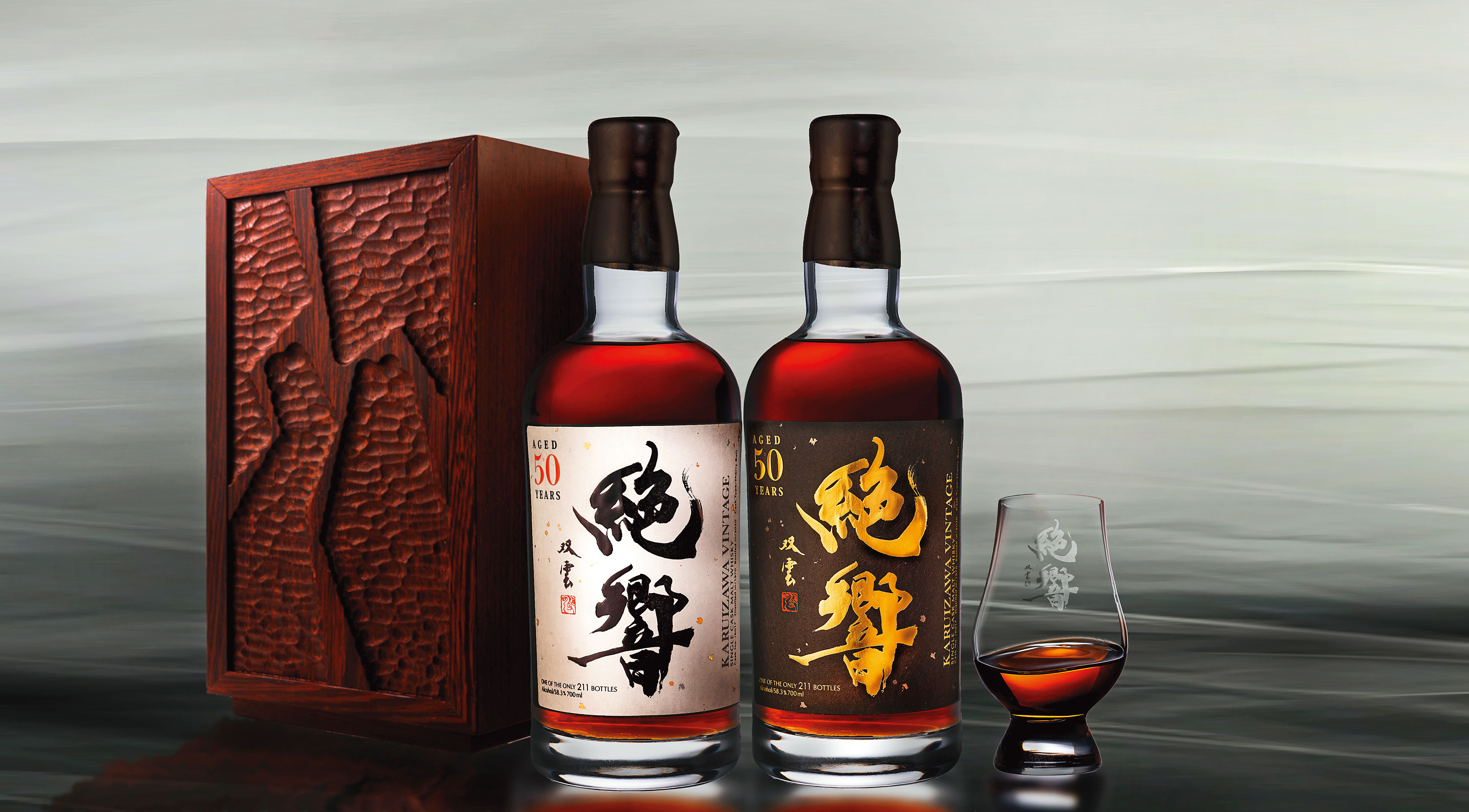 華緯公司把庫存最後一桶50年的輕井澤原酒裝瓶,以「絕響」之名邀請日本知名書法家武田双雲獨創的「流字體」提字,黑、白雙色分別封裝於雞翅木製盒中。