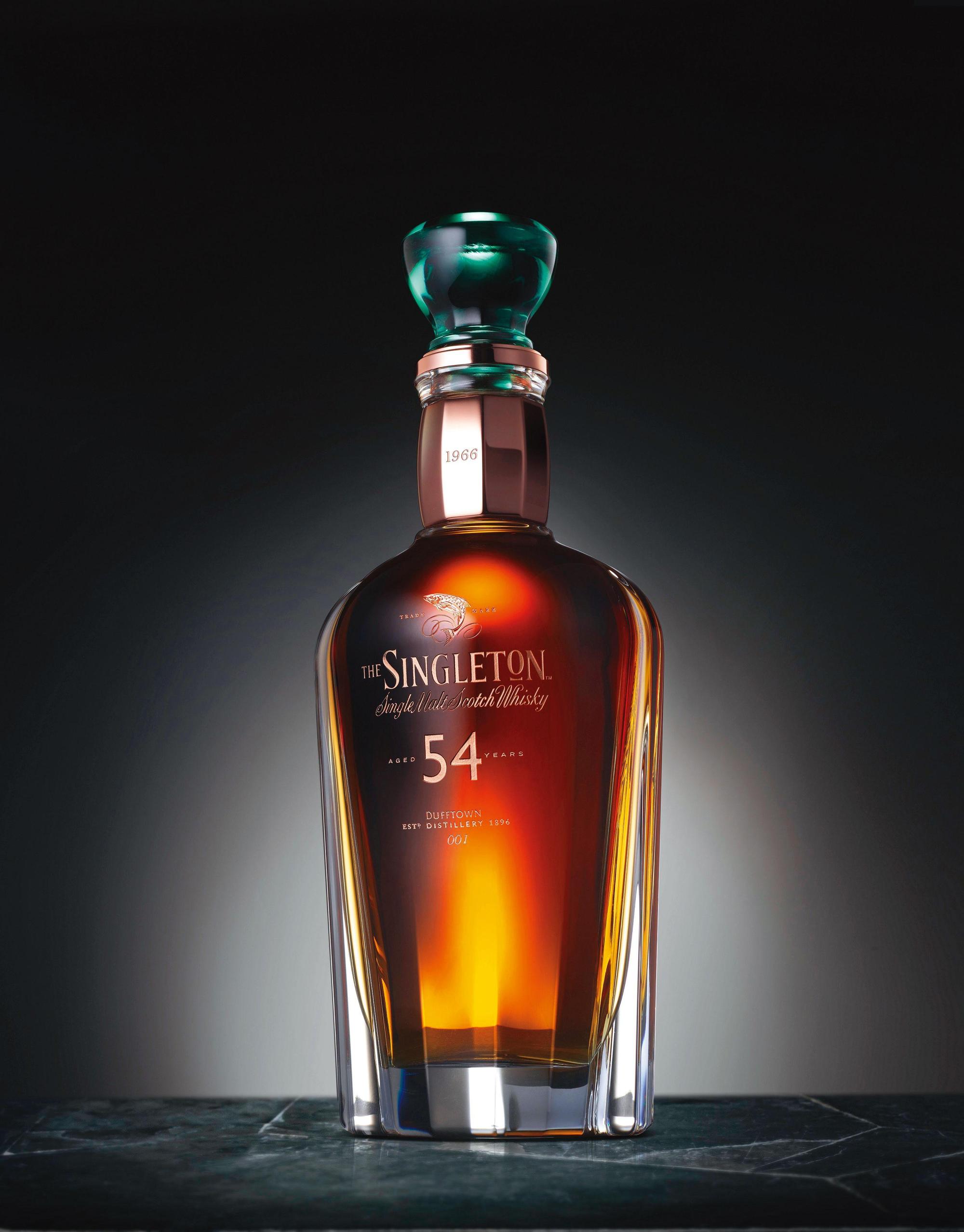 蘇格登54年原酒由法國巴卡拉(Baccarat)高級水晶匠人手工吹製瓶身,並在英國皇家御用Thomas Fattorini訂製的銅製瓶頸上刻印1966入桶年分,盛裝於重現蘇格蘭高地壯麗地形的木盒內。