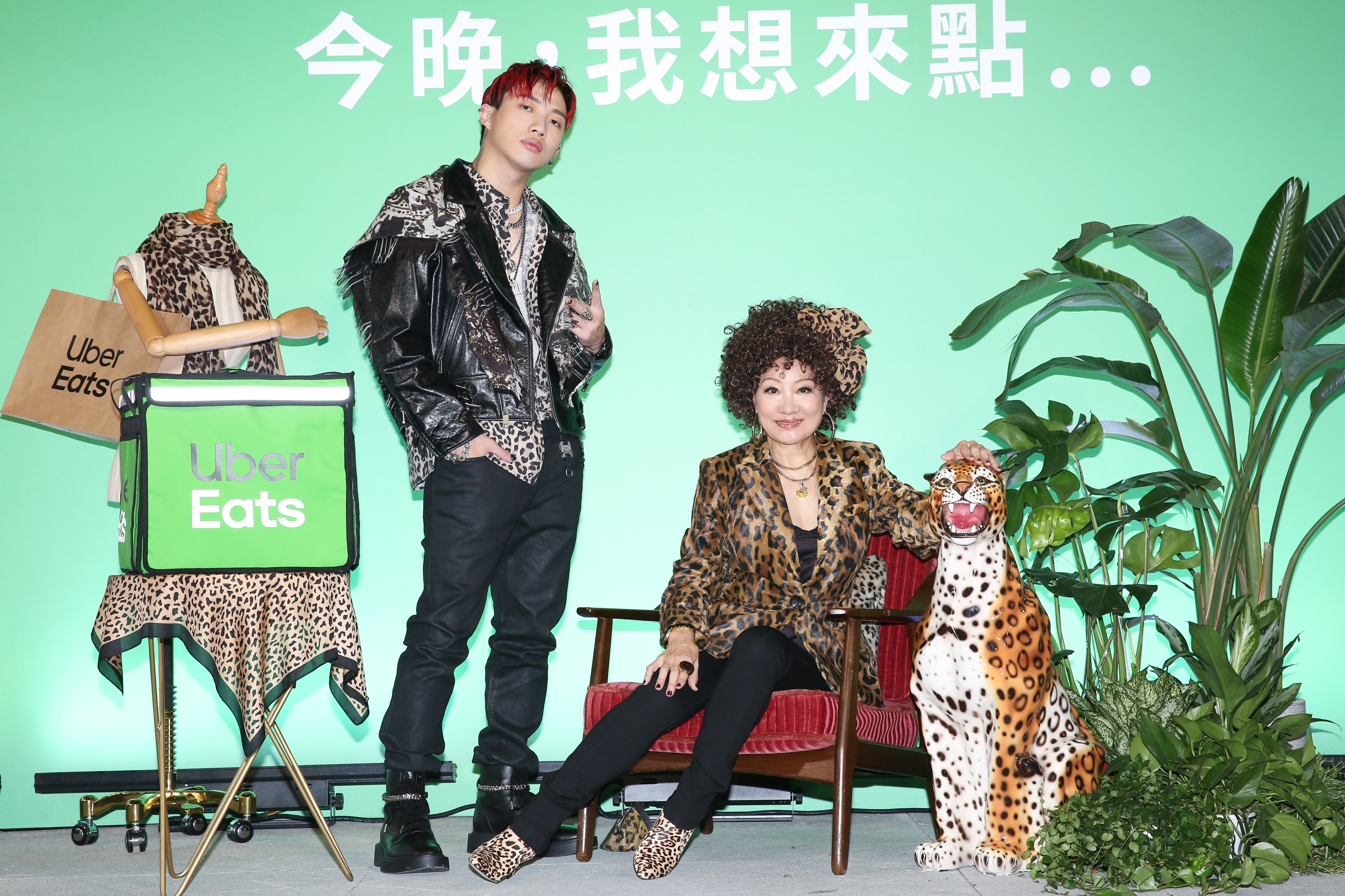 比莉與ØZI代言UBer系列。