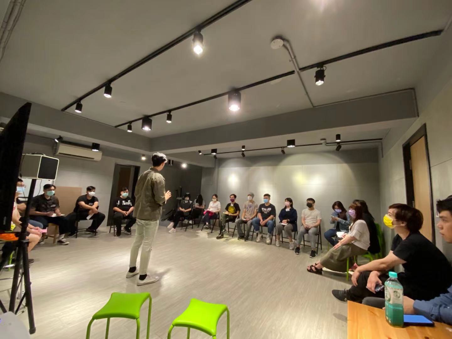 功力好的主持人能讓玩家立即入戲，上陣前要先參與不同階段的培訓課程。（拉普星球提供）