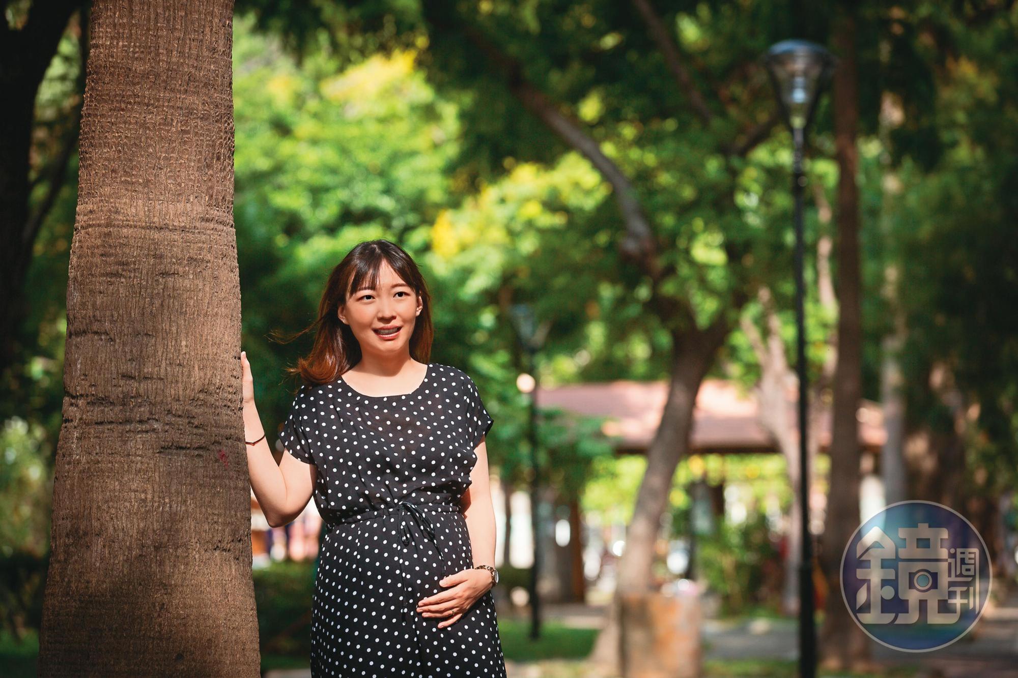 林逸婷身懷六甲,她在網路上寫文分享婦嬰險和新生兒保單。