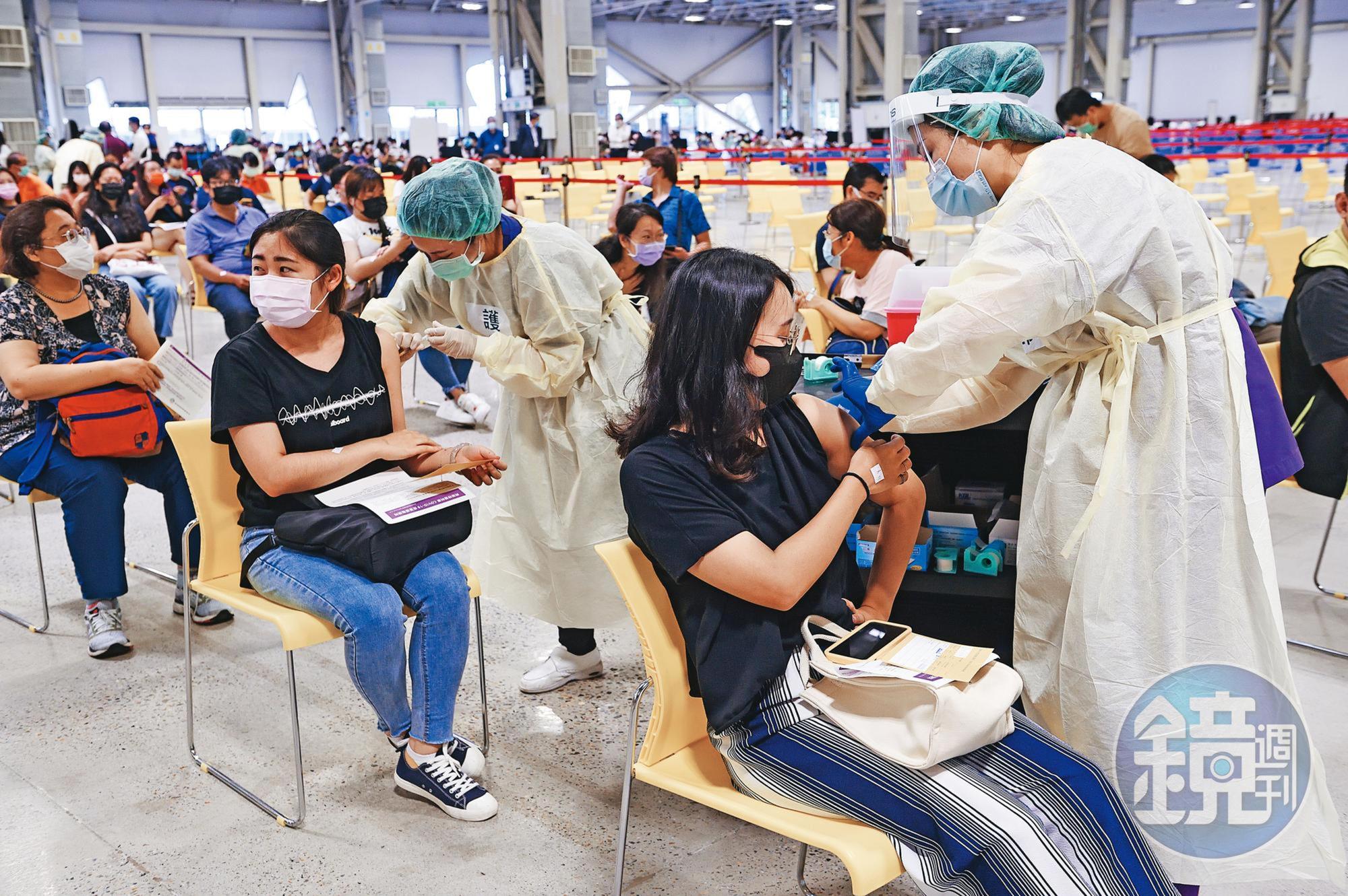 新冠疫情燒、防疫保單熱賣,林逸婷第一時間研究相關產品。