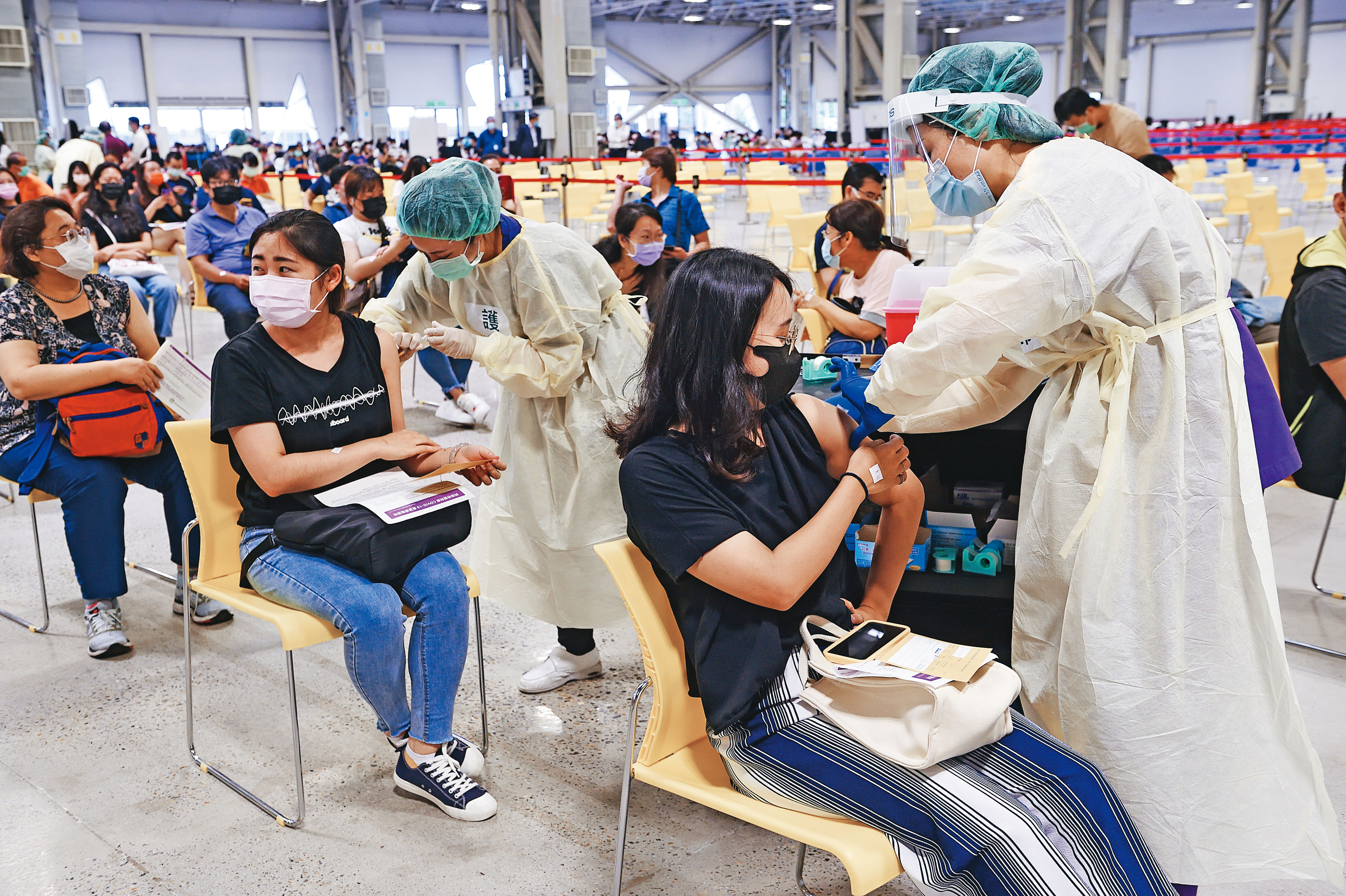 新冠疫情燒、防疫保單熱賣,林逸婷第一時間研究相關產品。