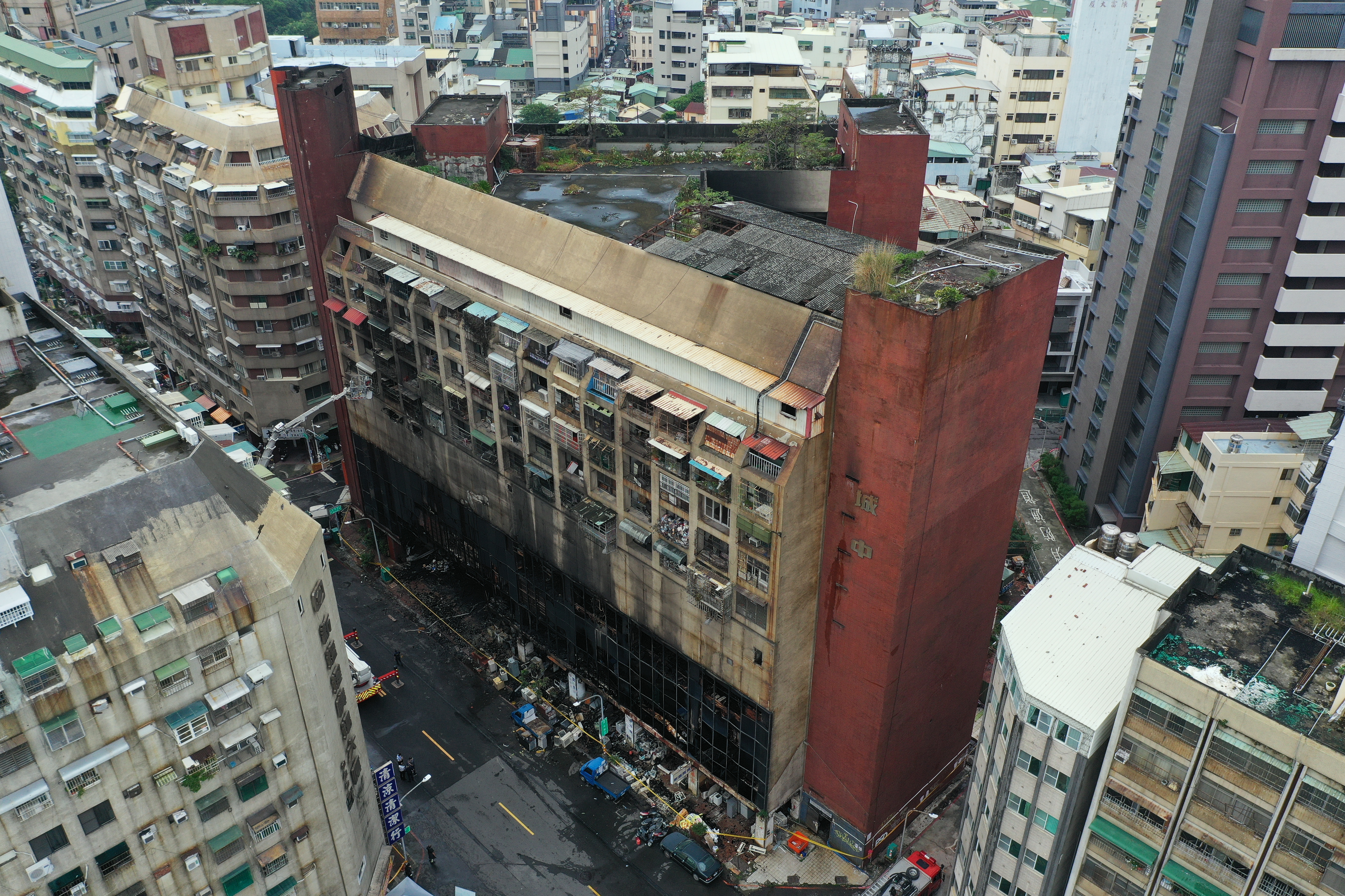 城中城大樓因內部裝潢易燃且通道逃生不易，造成火警發生時逃生不易釀慘重死傷。