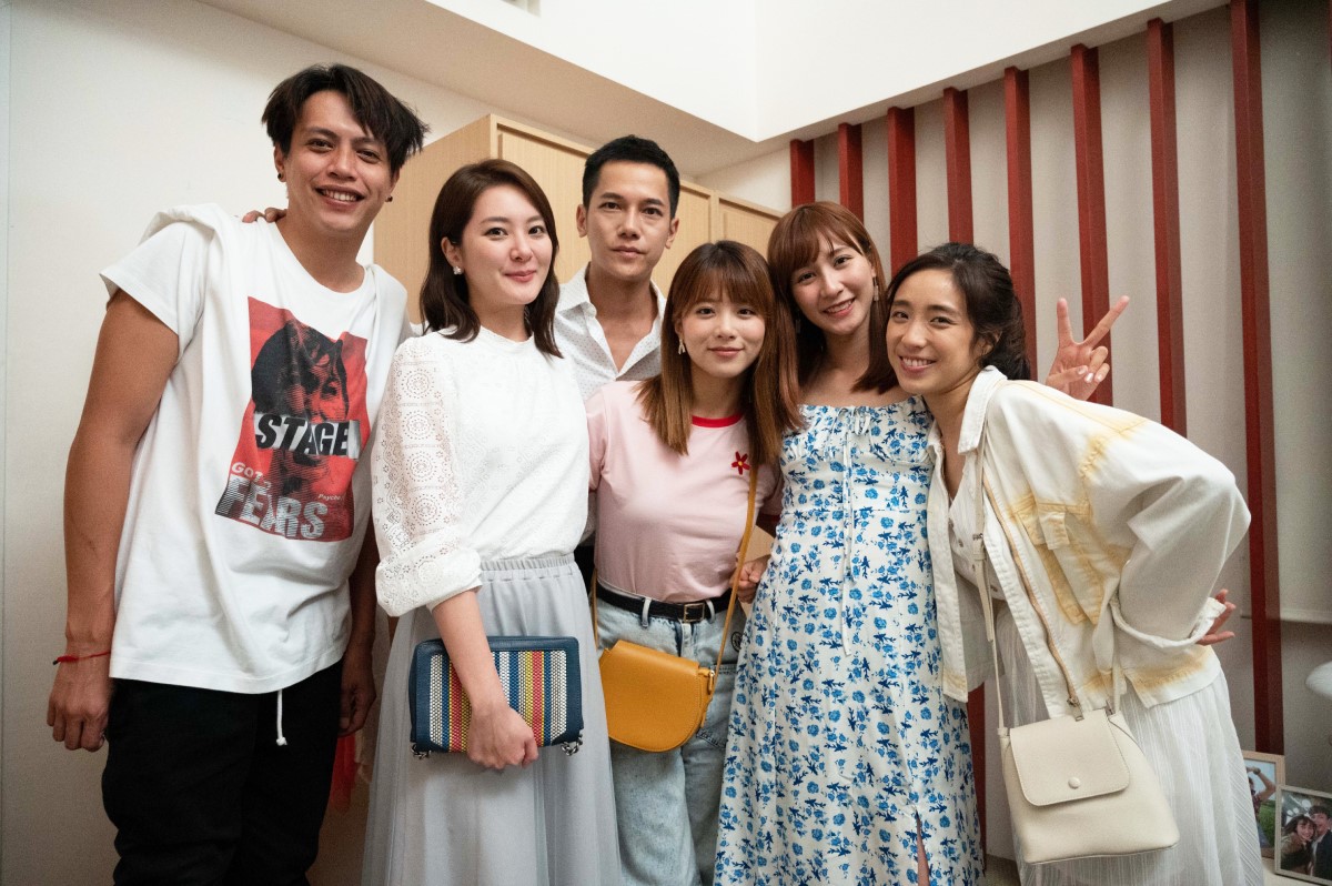 梁舒涵（右1）回歸與17連同袍們對戲。（TVBS提供）