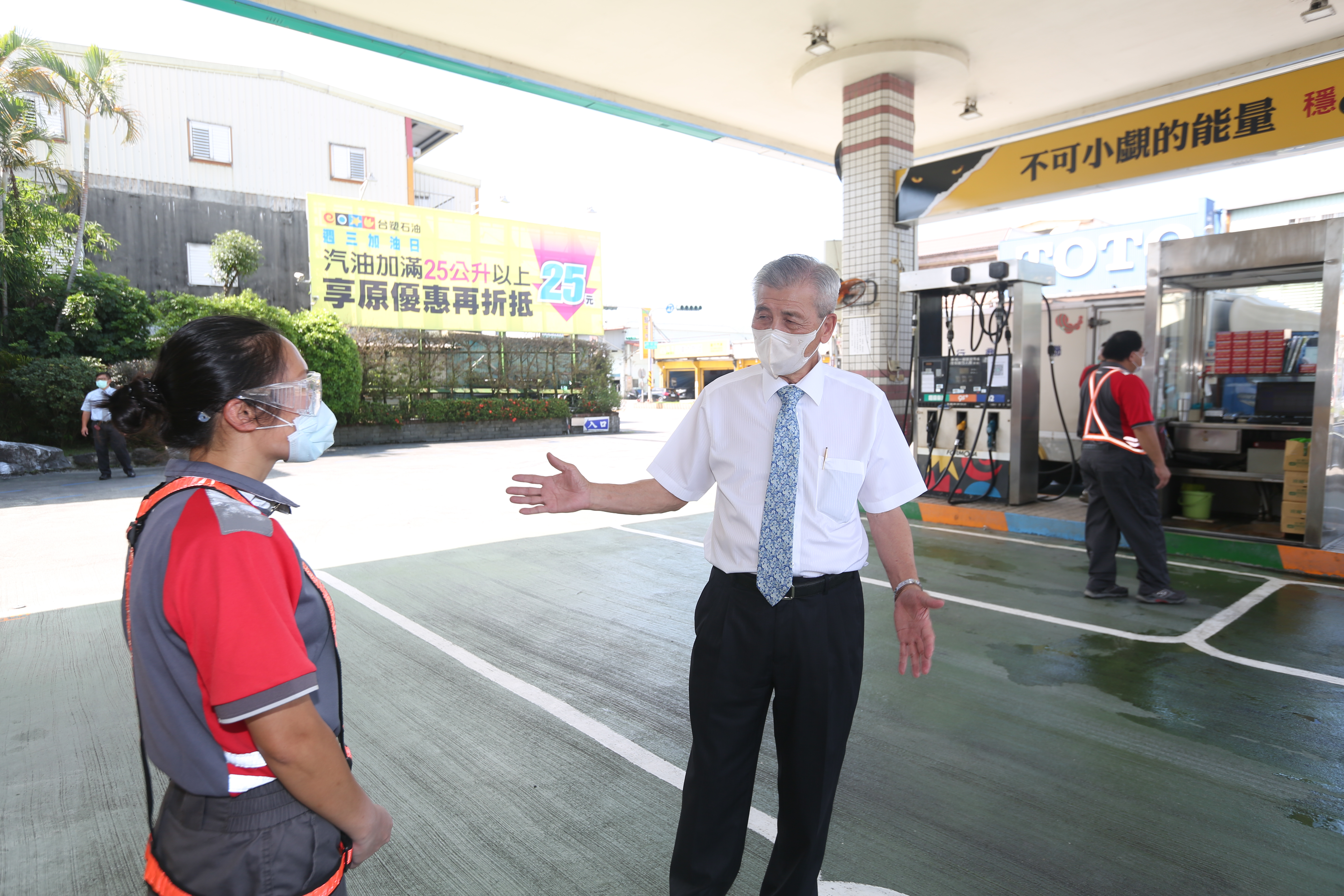 王信豐（右）為活化閒置資產開設八仙加油站，提供媲美國營事業的優渥福利，提升員工的服務品質。