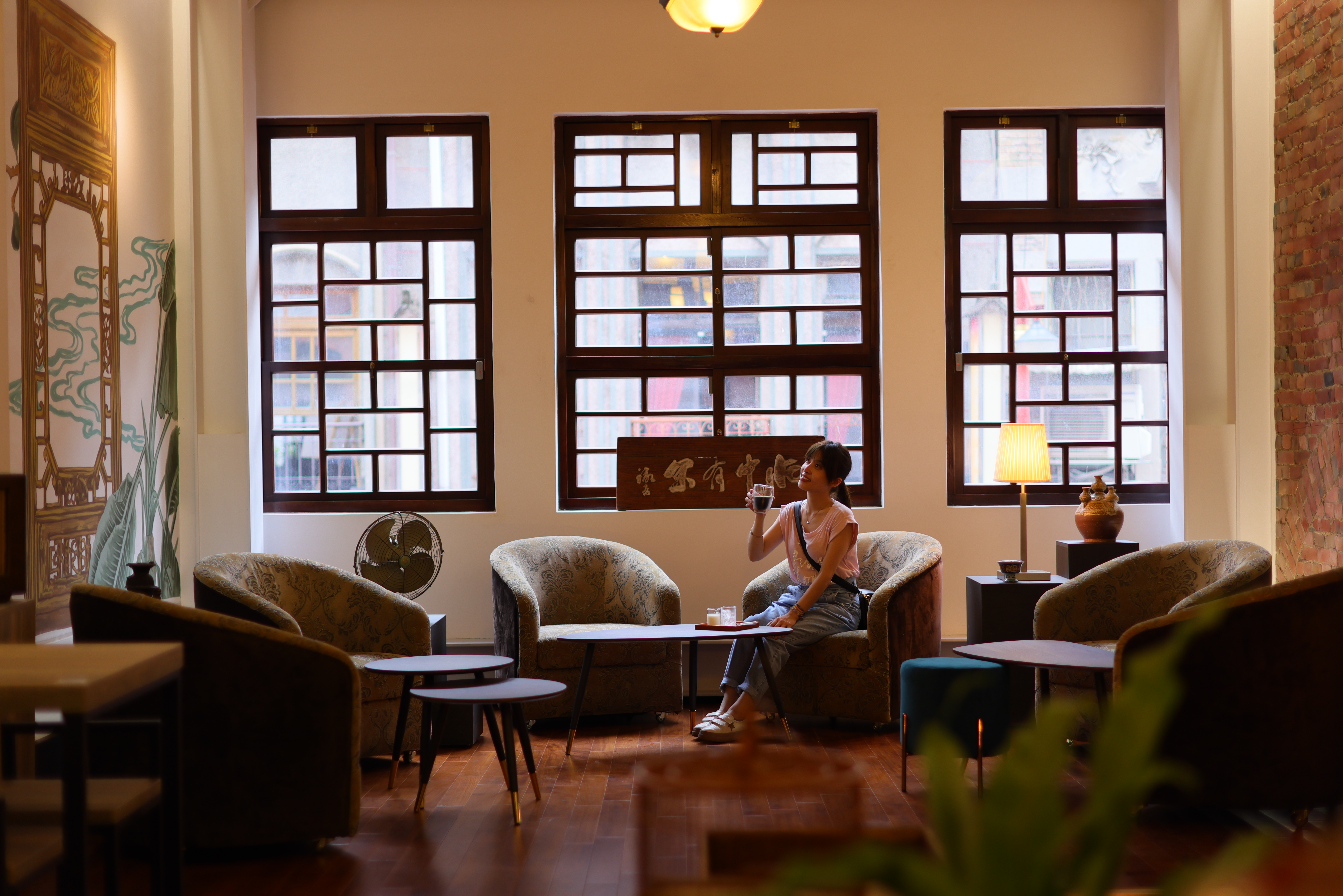 坐在郭怡美商行原址改造的「小樽手作珈琲店」2樓，彷彿搭上時光機回到舊時代，回到台北的1920年代。