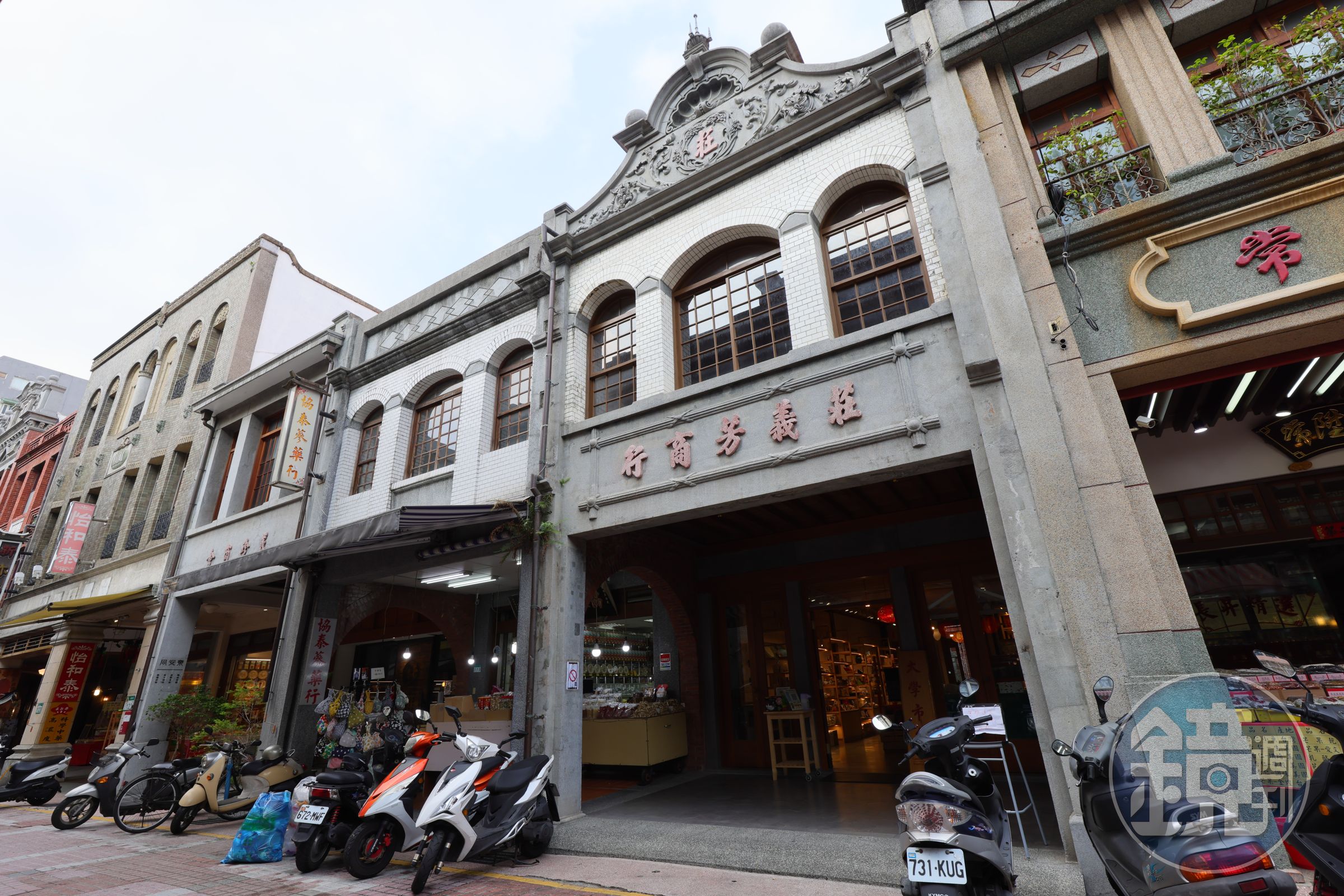 「莊義芳商行」建築外觀的白瓷設計，在當時是相當新穎少見的。
