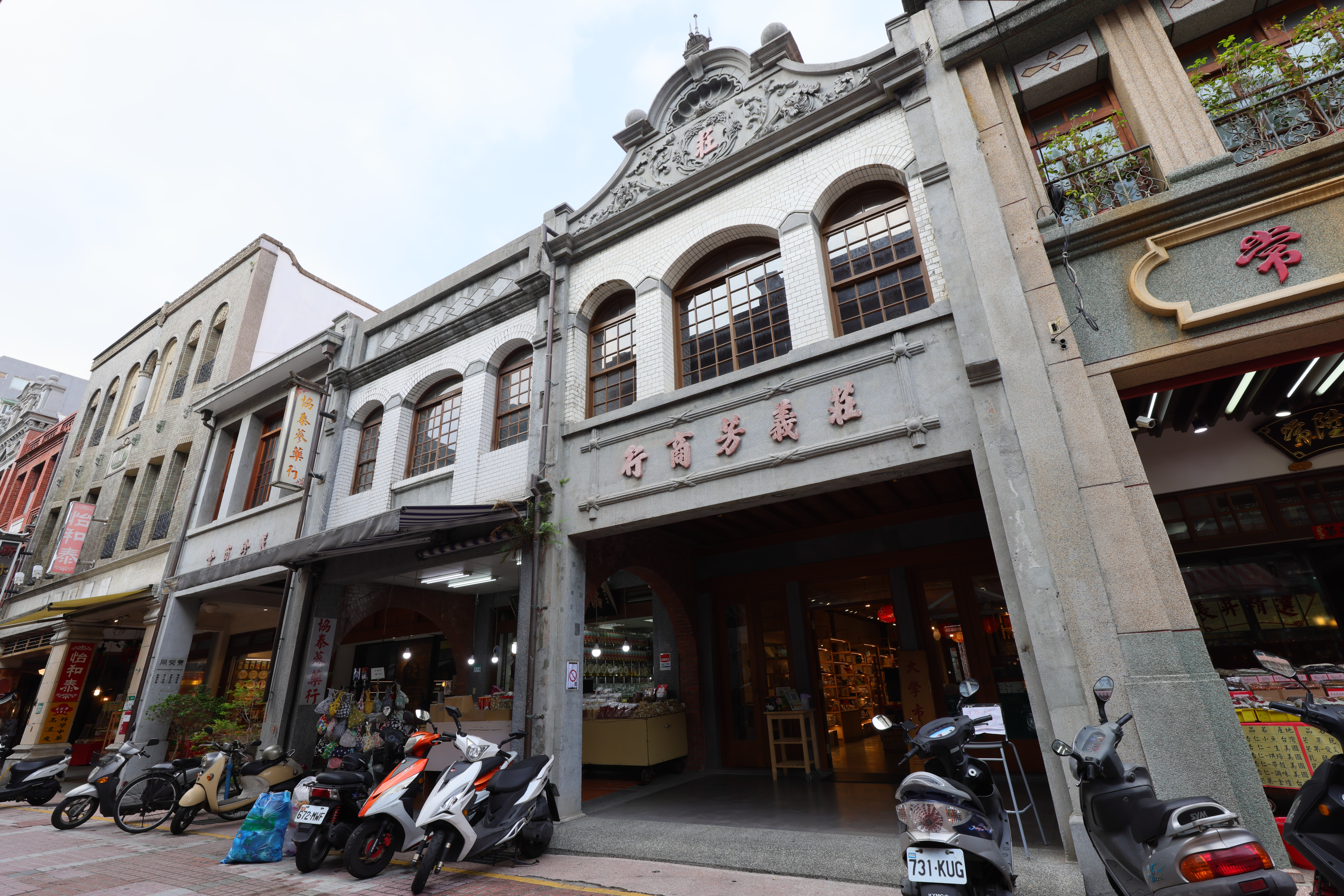 「莊義芳商行」建築外觀的白瓷設計，在當時是相當新穎少見的。