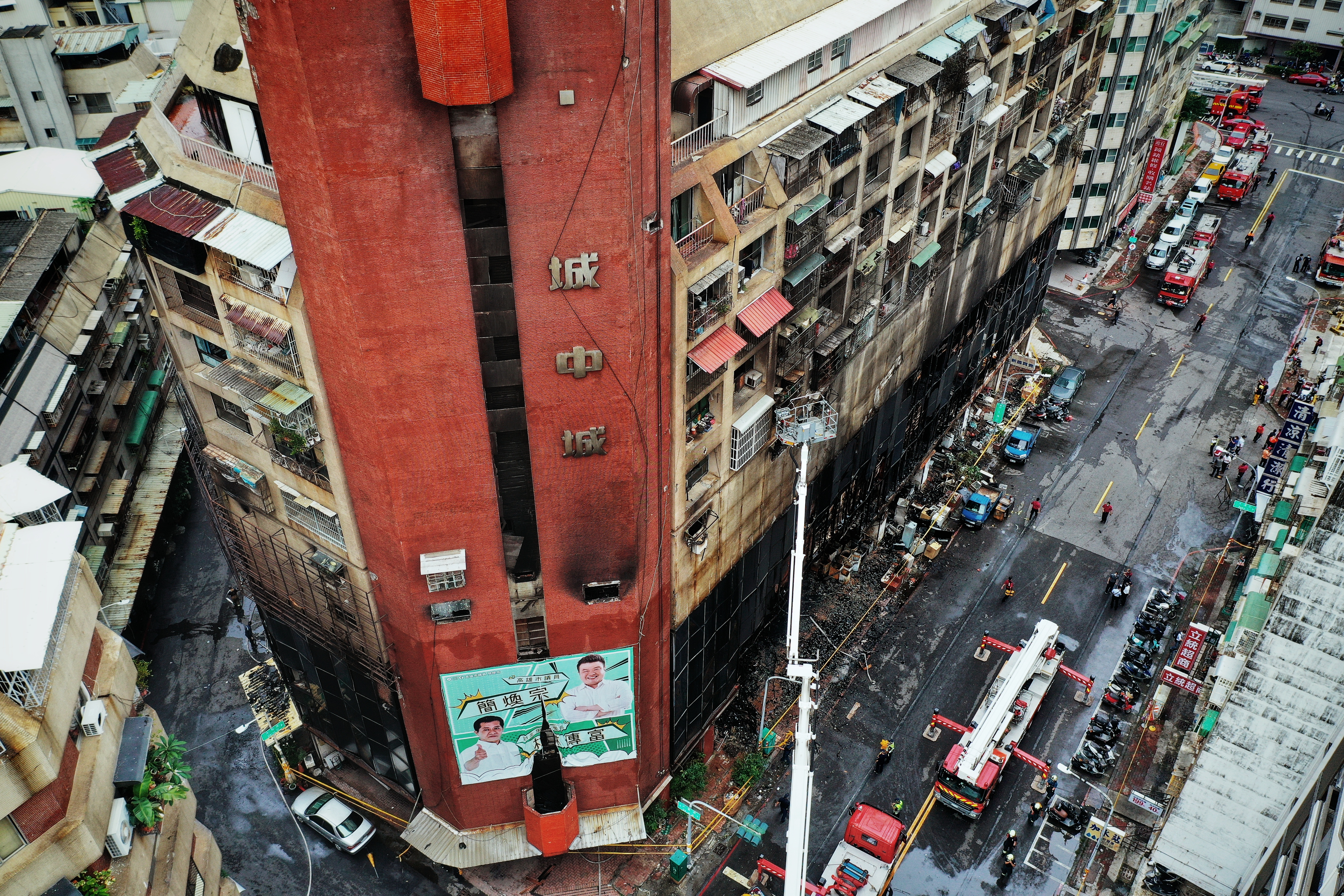 高雄城中城大樓昨日凌晨發生大火，火勢延燒4小時才完全撲滅。