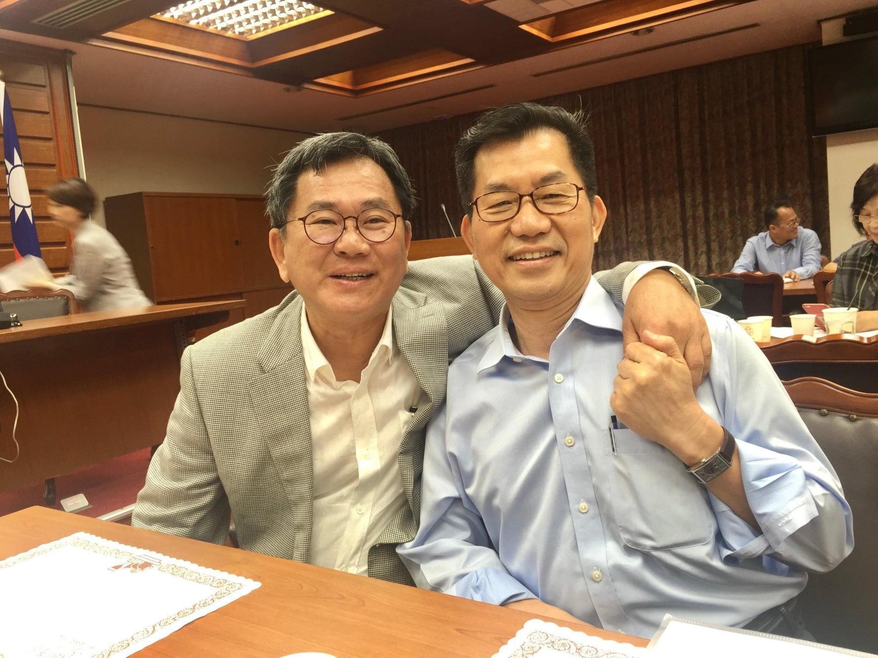 立委陳明文(左)po文為和病魔奮戰的同黨同志李應元(右)集氣加油。(翻攝自陳明文臉書)