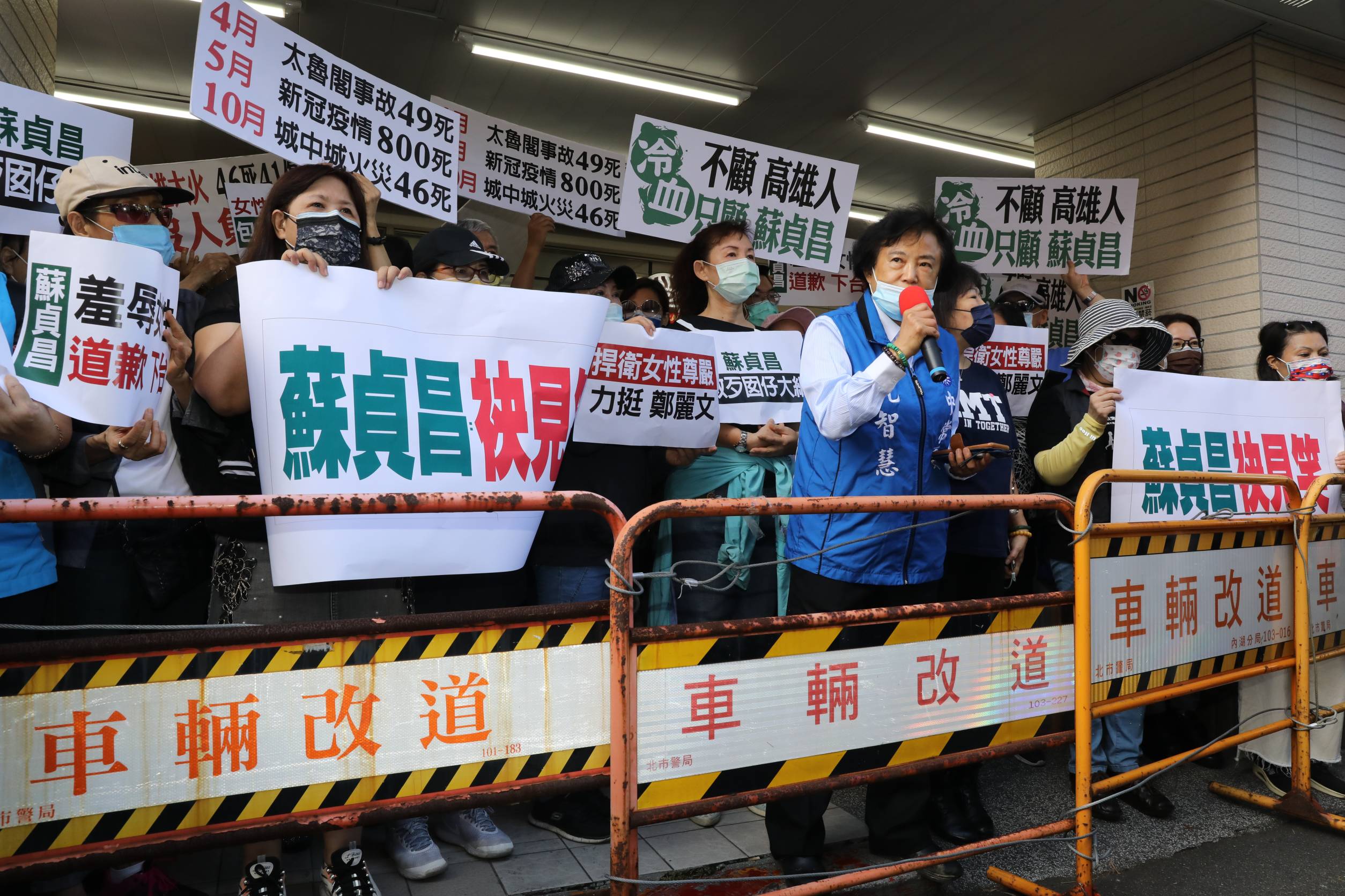 國民黨立委、民代今早也來到立法院前力挺鄭麗文，要求蘇貞昌道歉。