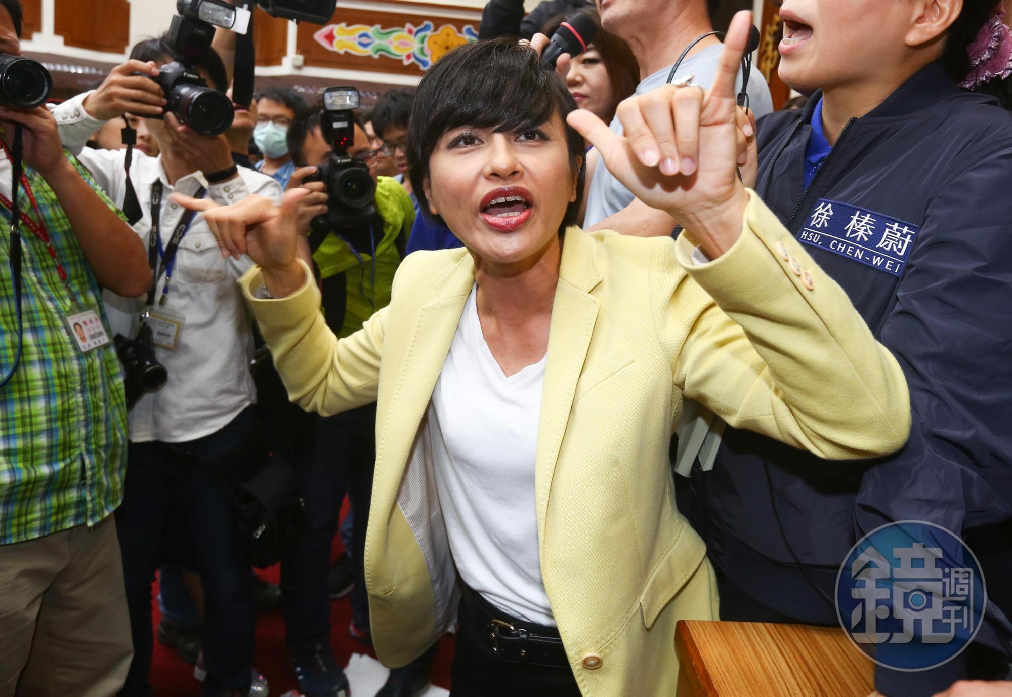 高雄市城中城大樓昨大火,奪走46條命,高雄市立委邱議瑩卻第一時間發「反罷免3Q活動」引發爭議。(資料照)
