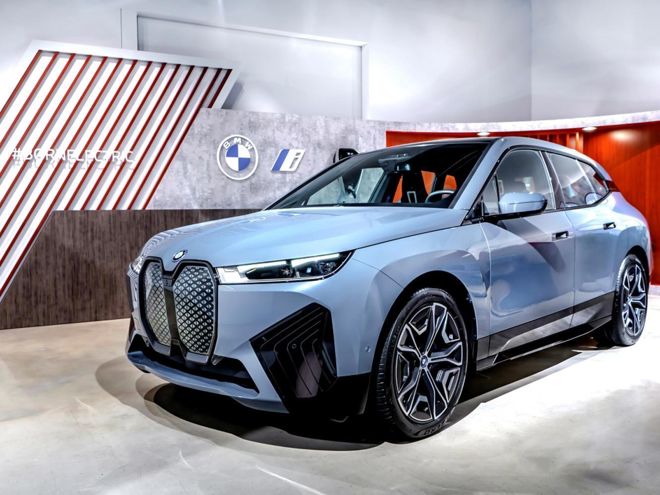 全新BMW iX 鮮明立體的車身輪廓，搭配運動化空力套件，展演BMW X家族濃厚血緣與前衛格調。