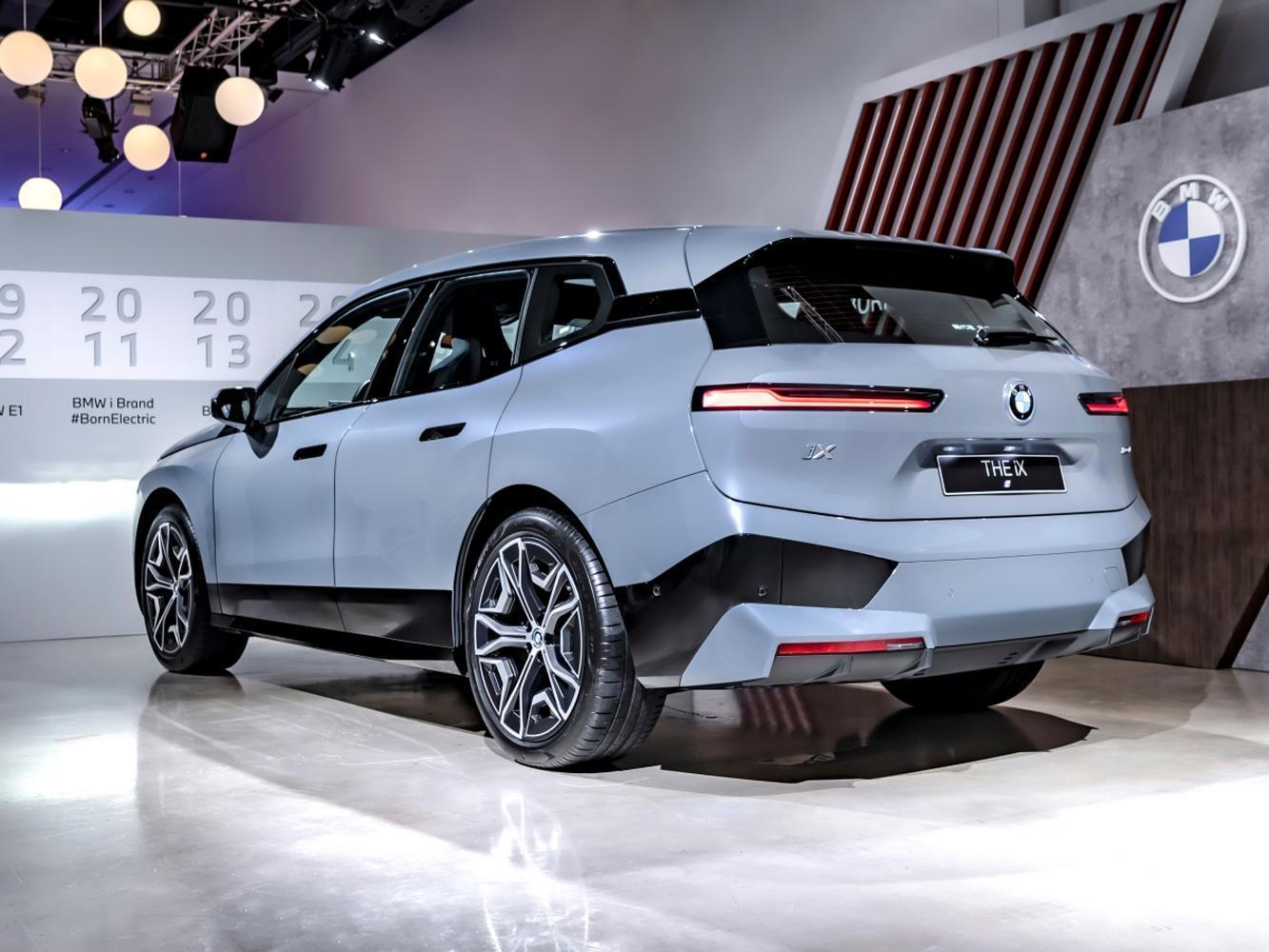  BMW iX 4,953mm的車長、與X6相同的1,696mm動感流線車高、0.25Cd極其優異的低風阻設計，全面演繹純電SAV(Sports Activity Vehicle)難以超越的獨特風範。