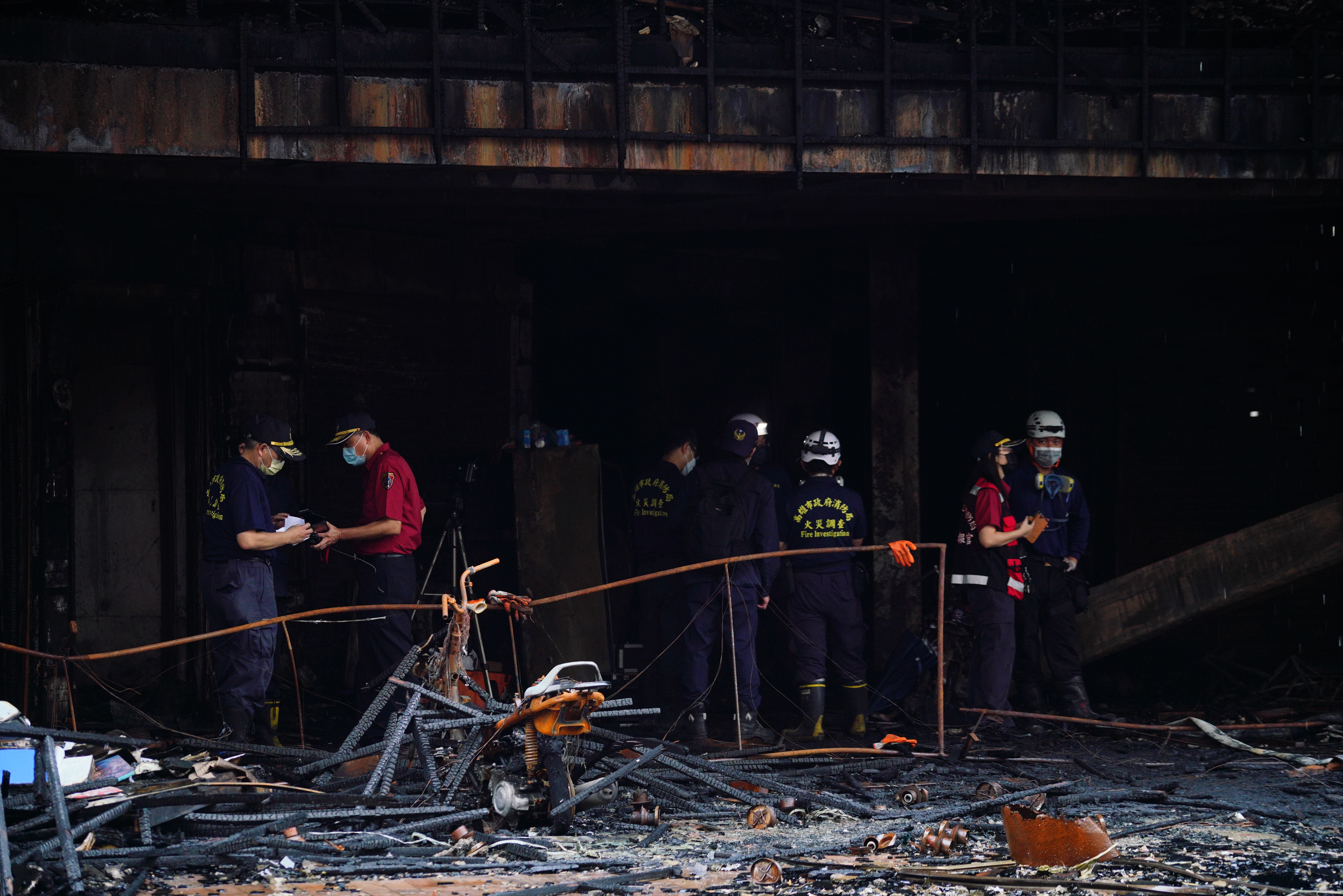 高雄市鹽埕區城中城大樓14日凌晨發生大火釀46死，目前警方鎖定一對寄住在1樓茶具行的情侶為嫌疑人。