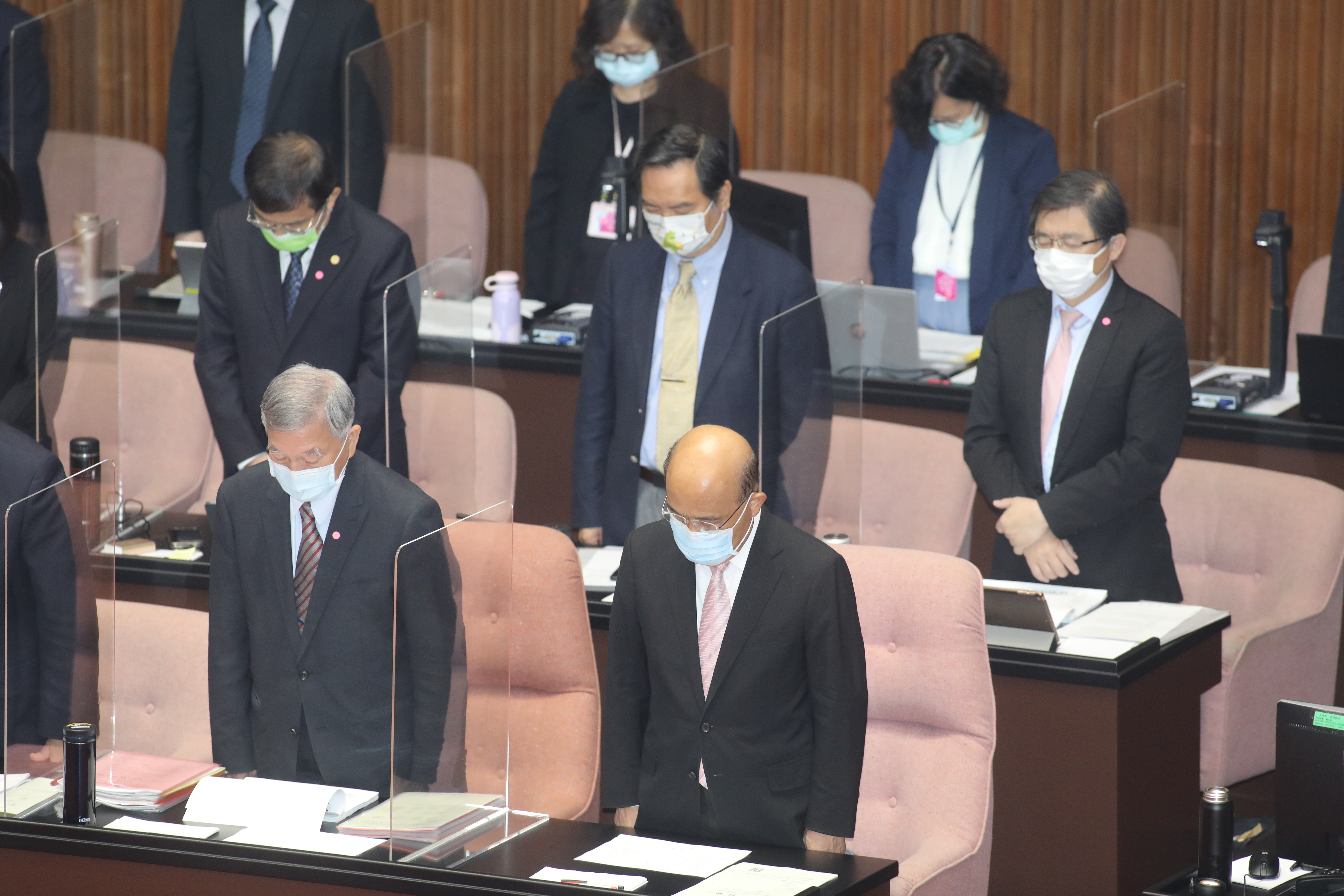 立法院今為高雄城中城大火事件，全體默哀1分鐘。
