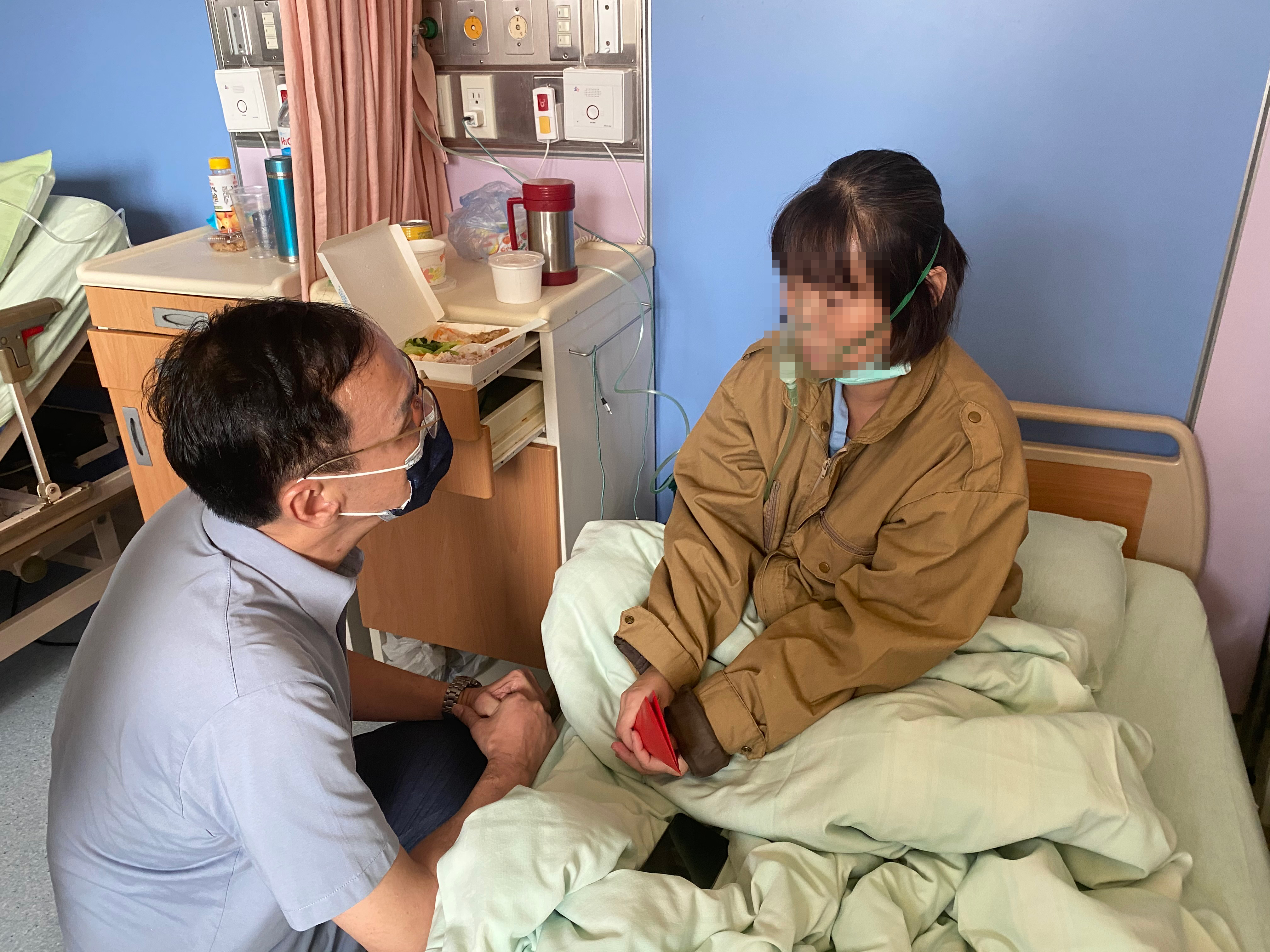 朱立倫前往高雄阮綜合醫院慰問傷者。（國民黨文傳會提供）