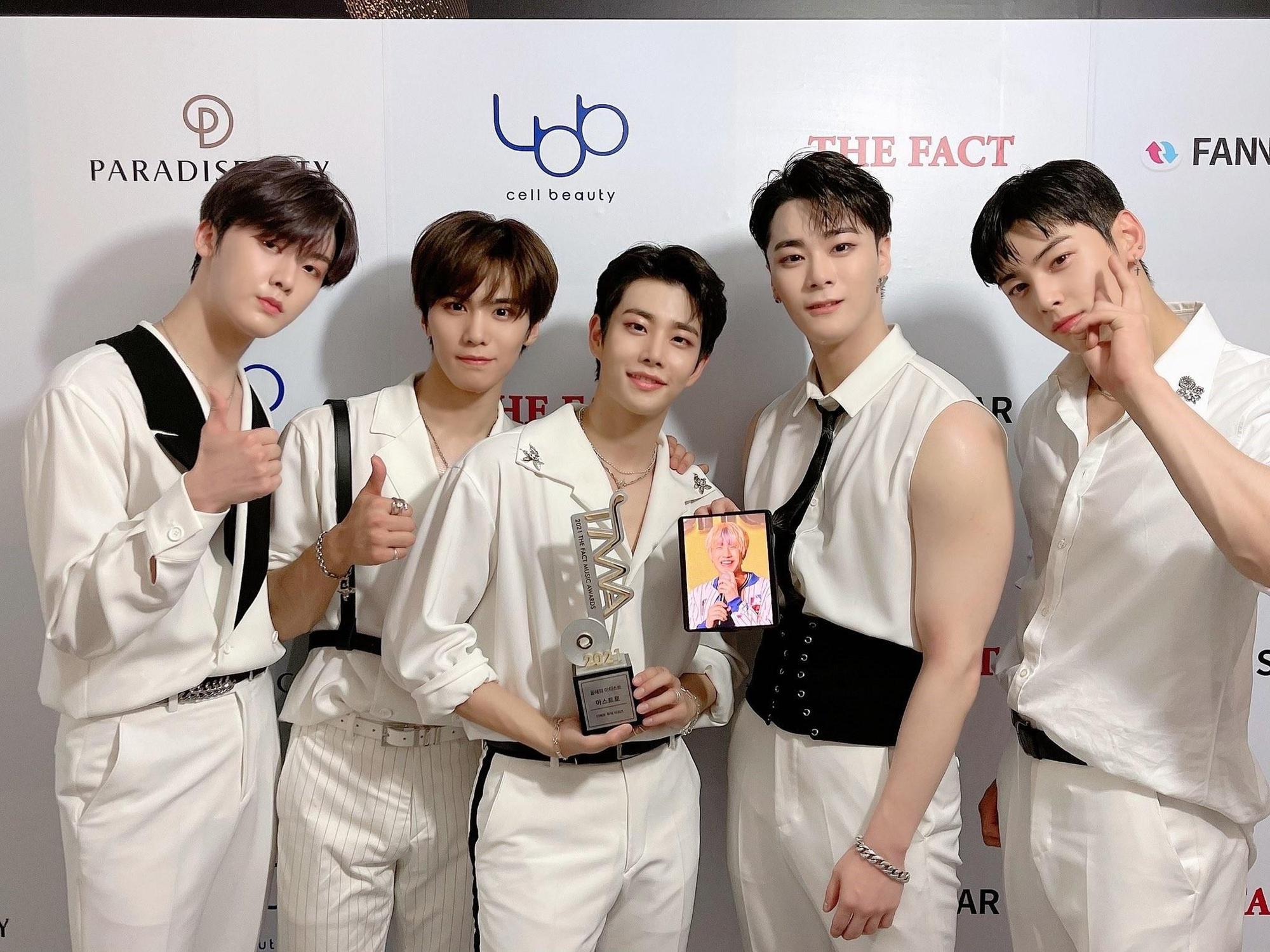 「ASTRO」月初在「THE FACT MUSIC AWARDS」頒獎典禮上拿下年度歌手獎。(翻攝自ASTRO STAFF Twitter)