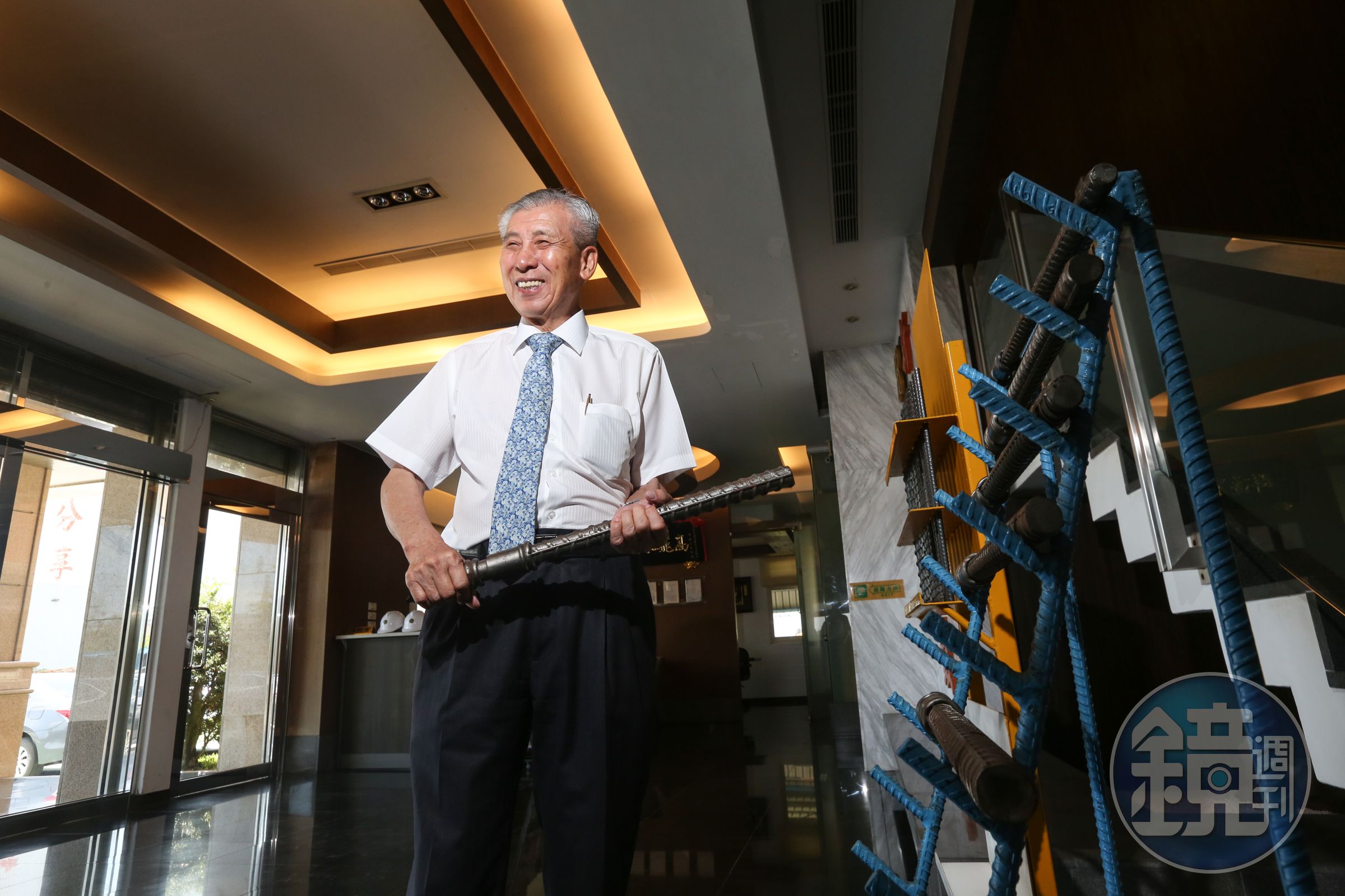 王信豐48年前創立宜聯鋼鐵，善用蘇澳港進口鋼胚，生產建築用竹節鋼筋，受鋼價飛漲帶動，今年年營收與毛利可望創新高，軟硬通吃的他，另投資興中紙業，紙塑產品吸引美國監獄跨海下單。