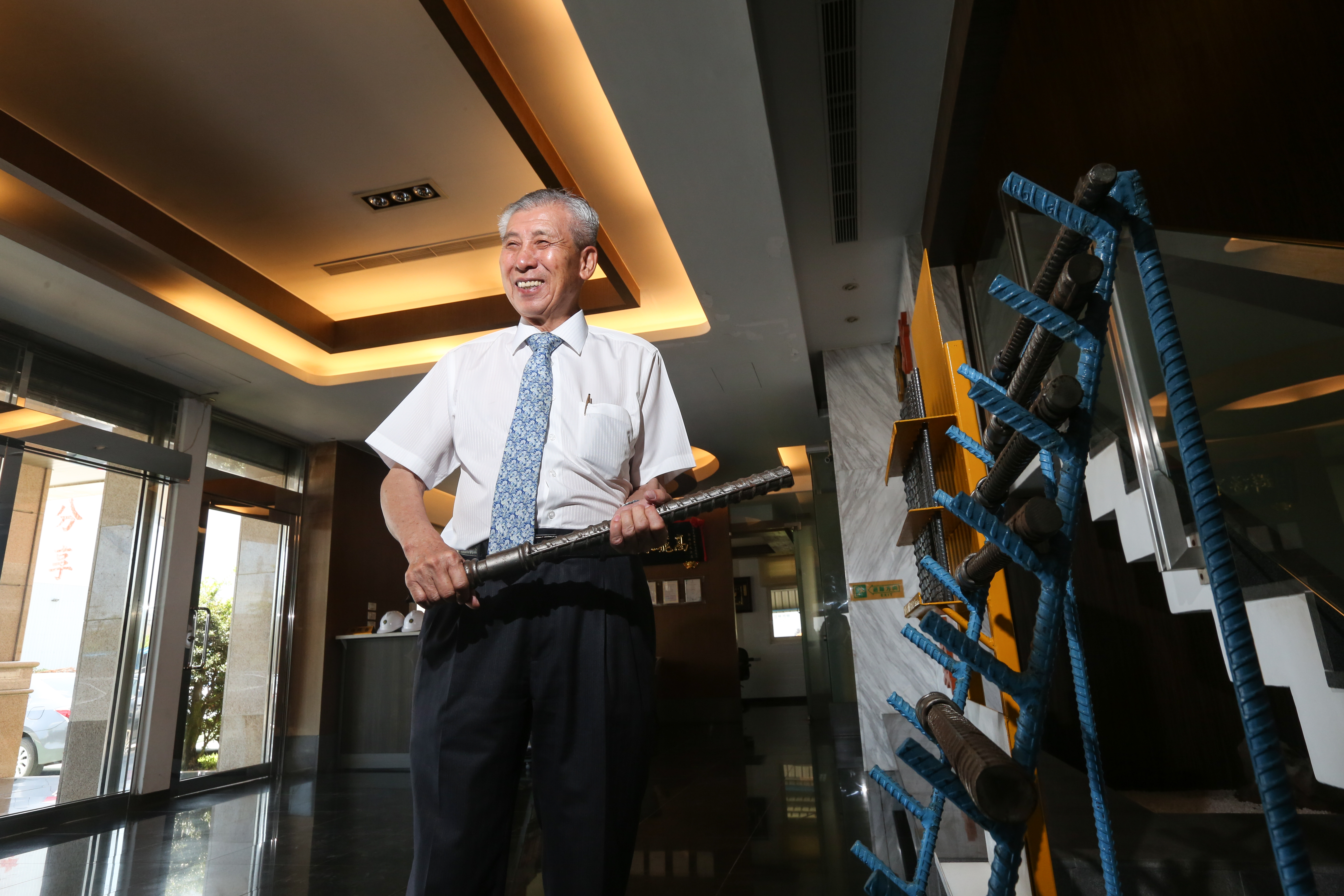 王信豐48年前創立宜聯鋼鐵，善用蘇澳港進口鋼胚，生產建築用竹節鋼筋，受鋼價飛漲帶動，今年年營收與毛利可望創新高，軟硬通吃的他，另投資興中紙業，紙塑產品吸引美國監獄跨海下單。