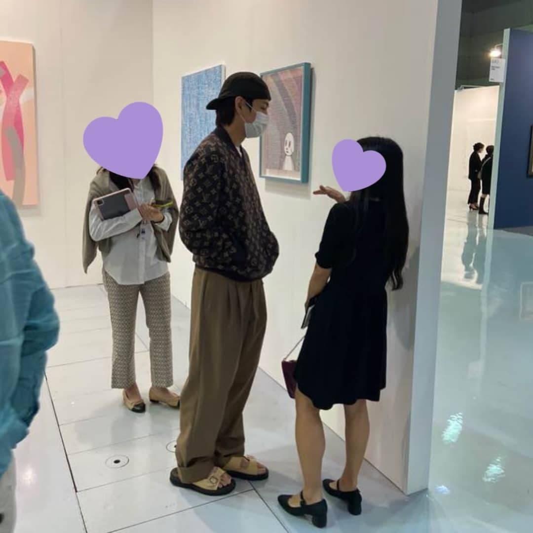 網友在藝術展現場見到V本人，興奮拍照記錄難得的機遇。（網路圖片）
