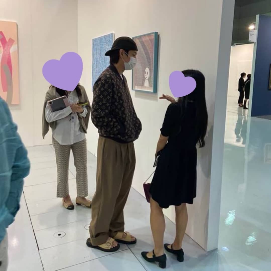 網友在藝術展現場見到V本人,興奮拍照記錄難得的機遇。(網路圖片)