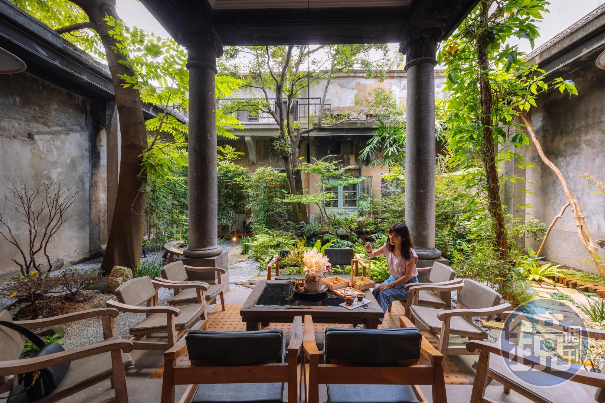 「AKA café」館內利用廳堂、屋簷和庭院的高低落差，創造出視覺延伸感。