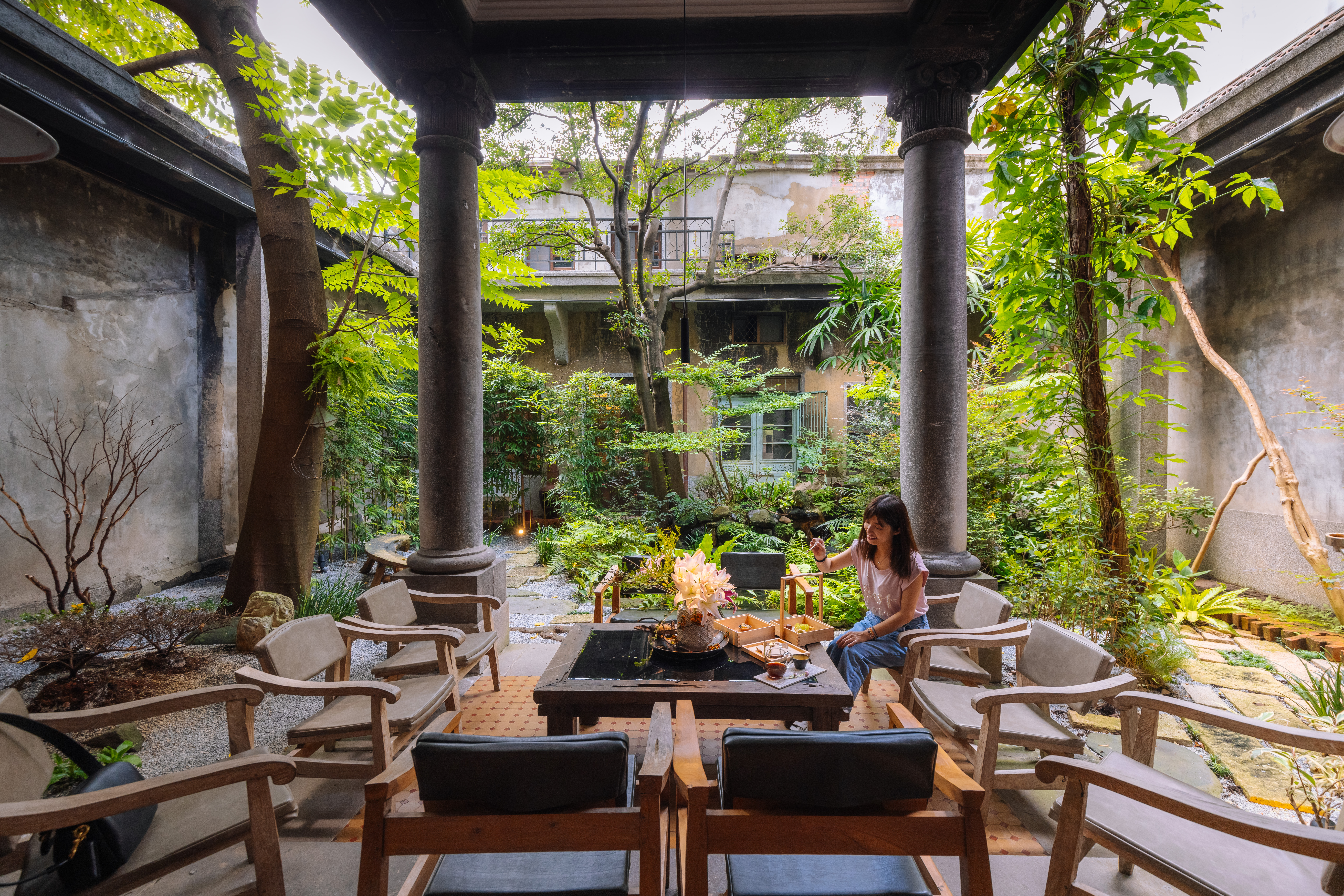 「AKA café」館內利用廳堂、屋簷和庭院的高低落差，創造出視覺延伸感。