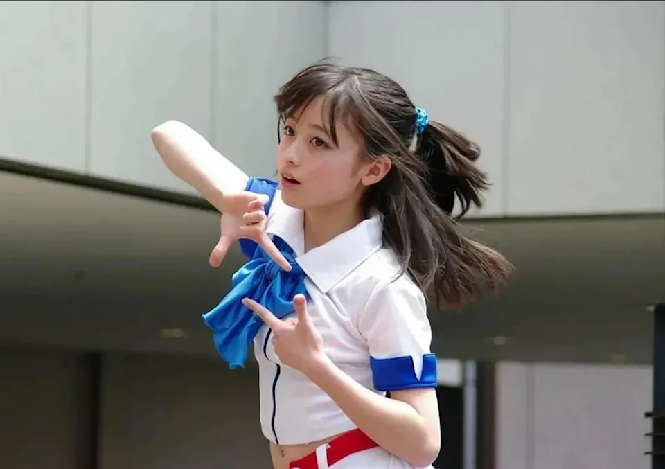 橋本環奈當初也是在14歲時，因活動時側拍的一張跳舞照片，被稱為奇蹟的美貌而爆紅，現年22歲的她已參與過多部戲劇演出。（翻攝推特）