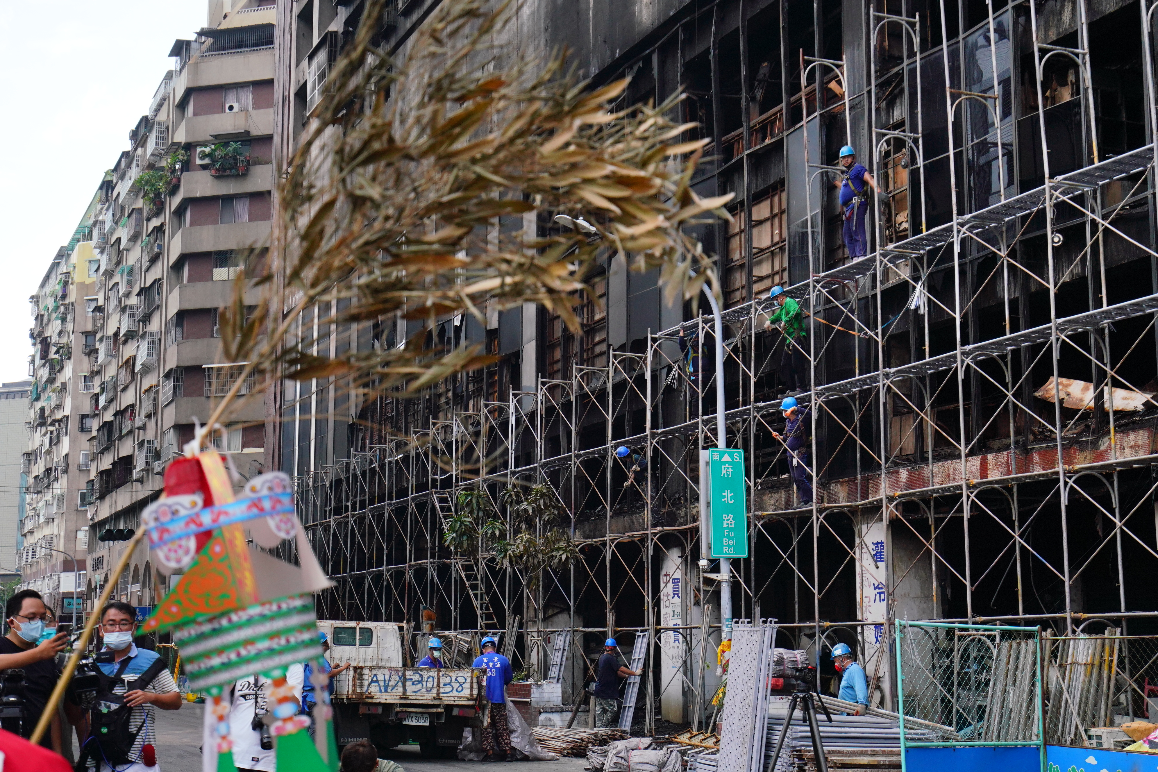 「城中城」大火奪走46條人命，警方逮捕黃女及其男友郭男。