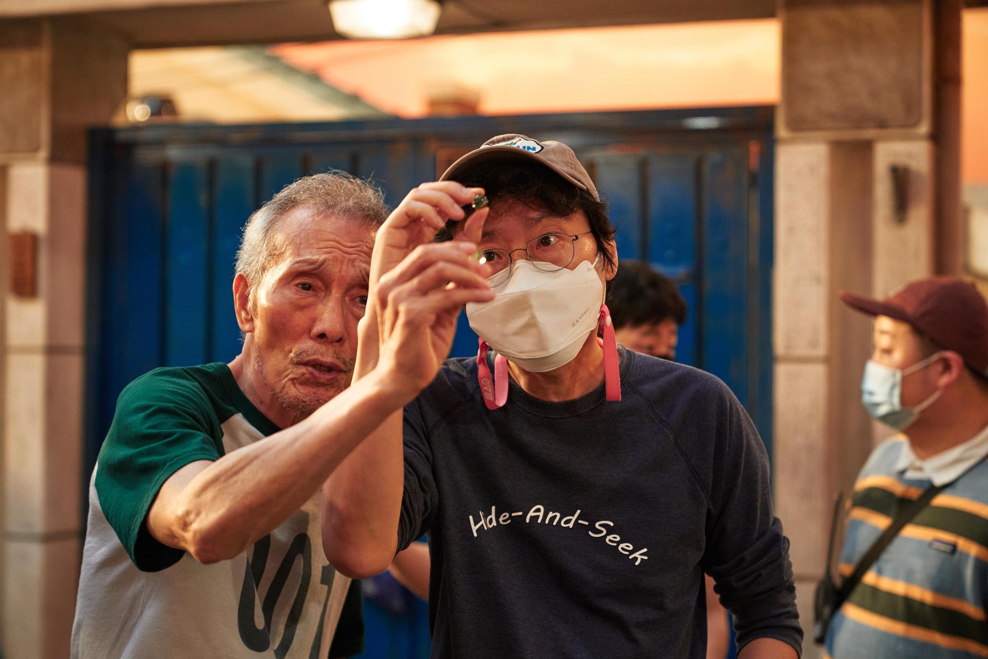 《魷魚遊戲》導演黃東赫(右)早就鎖定演員吳永秀(左)演出自己的作品,先前曾遭拒一次。(Netflix提供)
