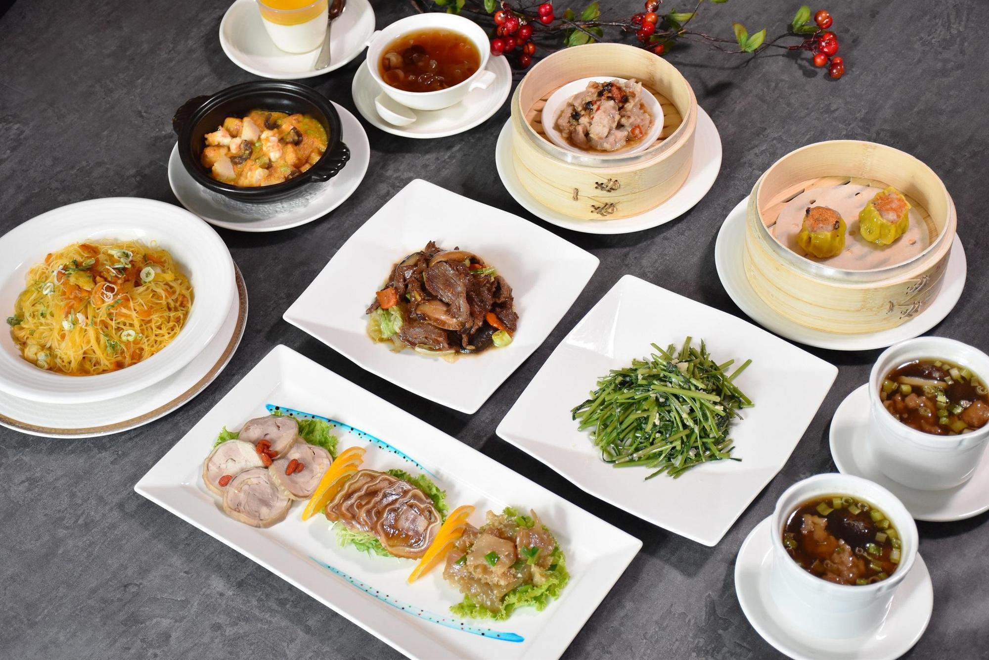 想吃好又睡好,就來長榮桂冠酒店(台北)!雙人用餐僅需持單張聯合餐券,即可享用「一茶一食一盅一籠」1+1雙人分享套餐,兩人同享超划算;平日住宿只需持單張貴賓優惠住宿券,加價500元,即可入住13坪高級套房一晚。