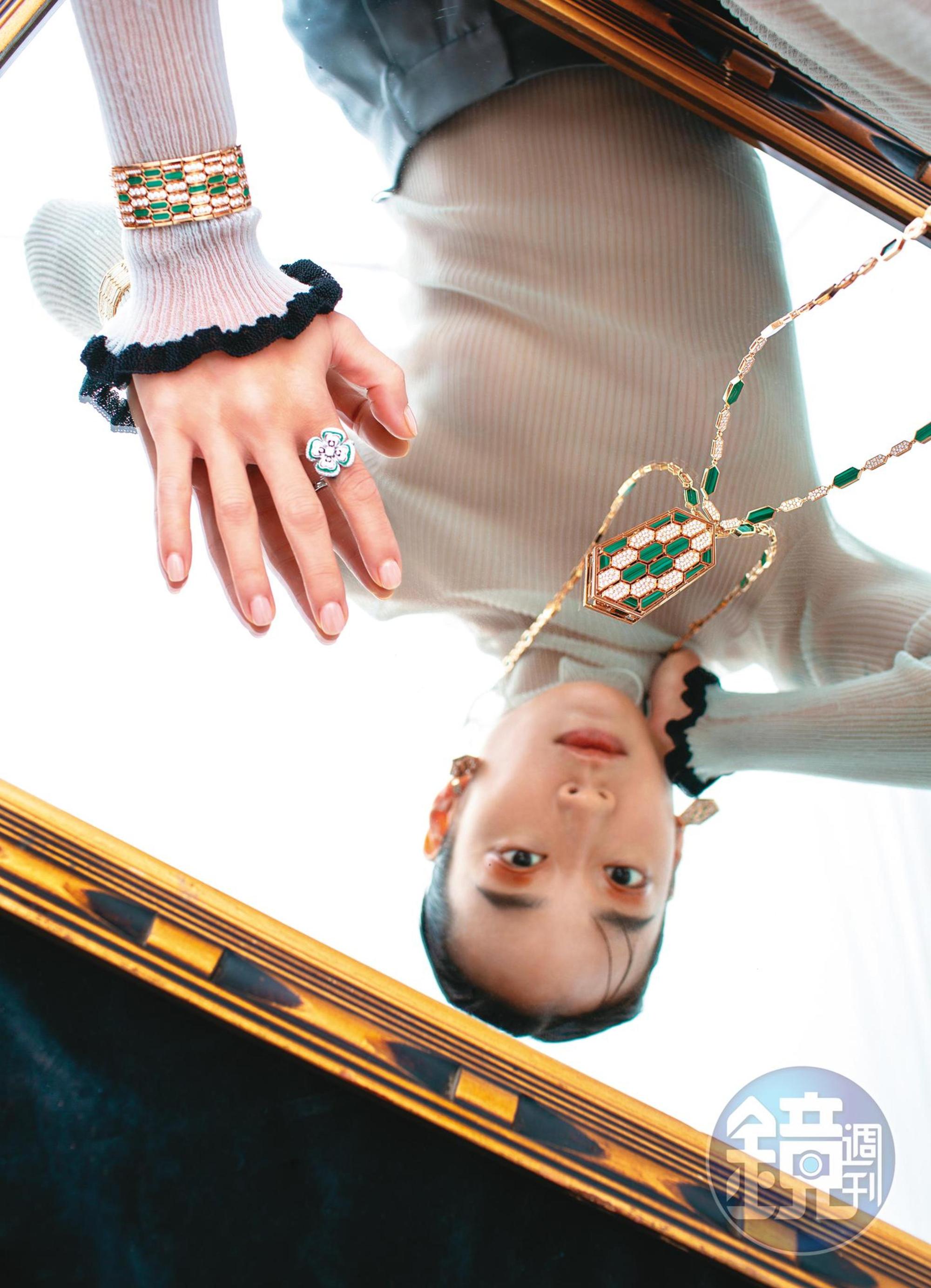 Serpenti系列頂級孔雀石與鑽石手環，NT$3,108,000 by BVLGARI／Florever系列頂級鑽石與祖母綠戒指，NT$2,763,000 by BVLGARI／Serpenti系列頂級孔雀石與鑽石長鍊，NT$3,799,000 by BVLGARI／Serpenti系列頂級孔雀石與鑽石耳環，NT$1,900,000 by BVLGARI／灰白色透視鑲邊上衣，價格店洽 by GIORGIO ARMANI／灰色緞面長褲，價格店洽 by GIORGIO ARMANI