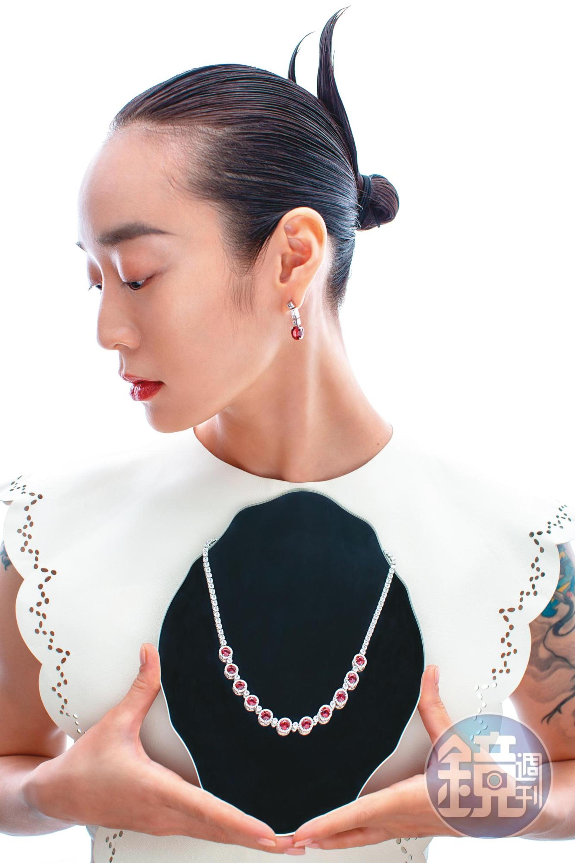 高級珠寶系列鉑金鑲嵌紅寶石與鑽石耳環，NT$14,160,000 by TIFFANY／高級珠寶系列鉑金鑲嵌紅寶石與鑽石項鍊，NT$10,165,000 by TIFFANY／白色皮革洋裝，NT$213,800 by Chloé