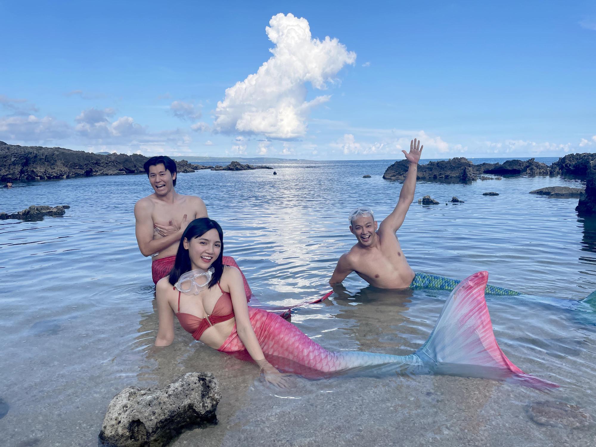 朵拉身穿磚紅色比基尼扮美人魚，大露姣好身材。（TVBS提供）