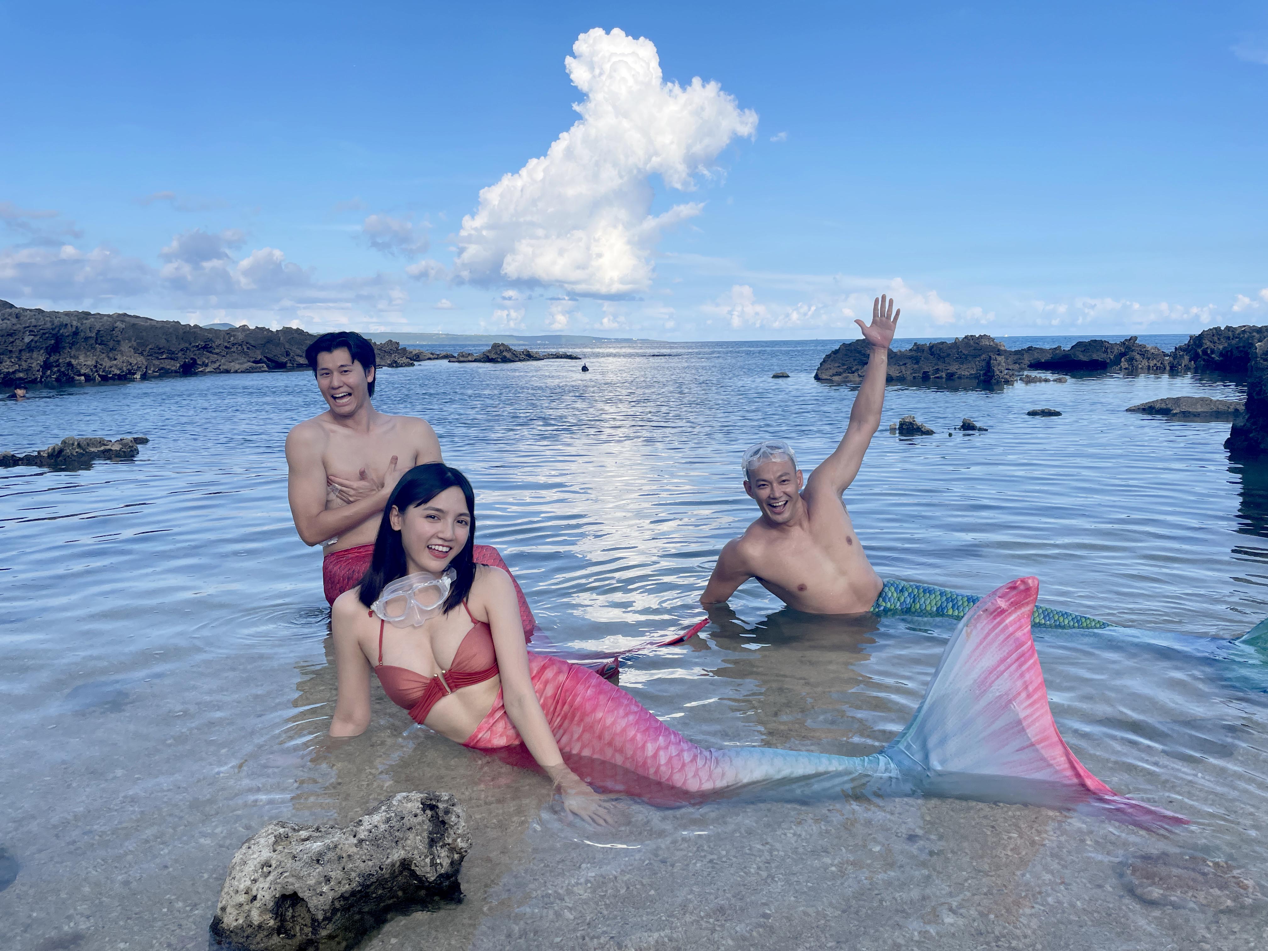 朵拉身穿磚紅色比基尼扮美人魚，大露姣好身材。（TVBS提供）