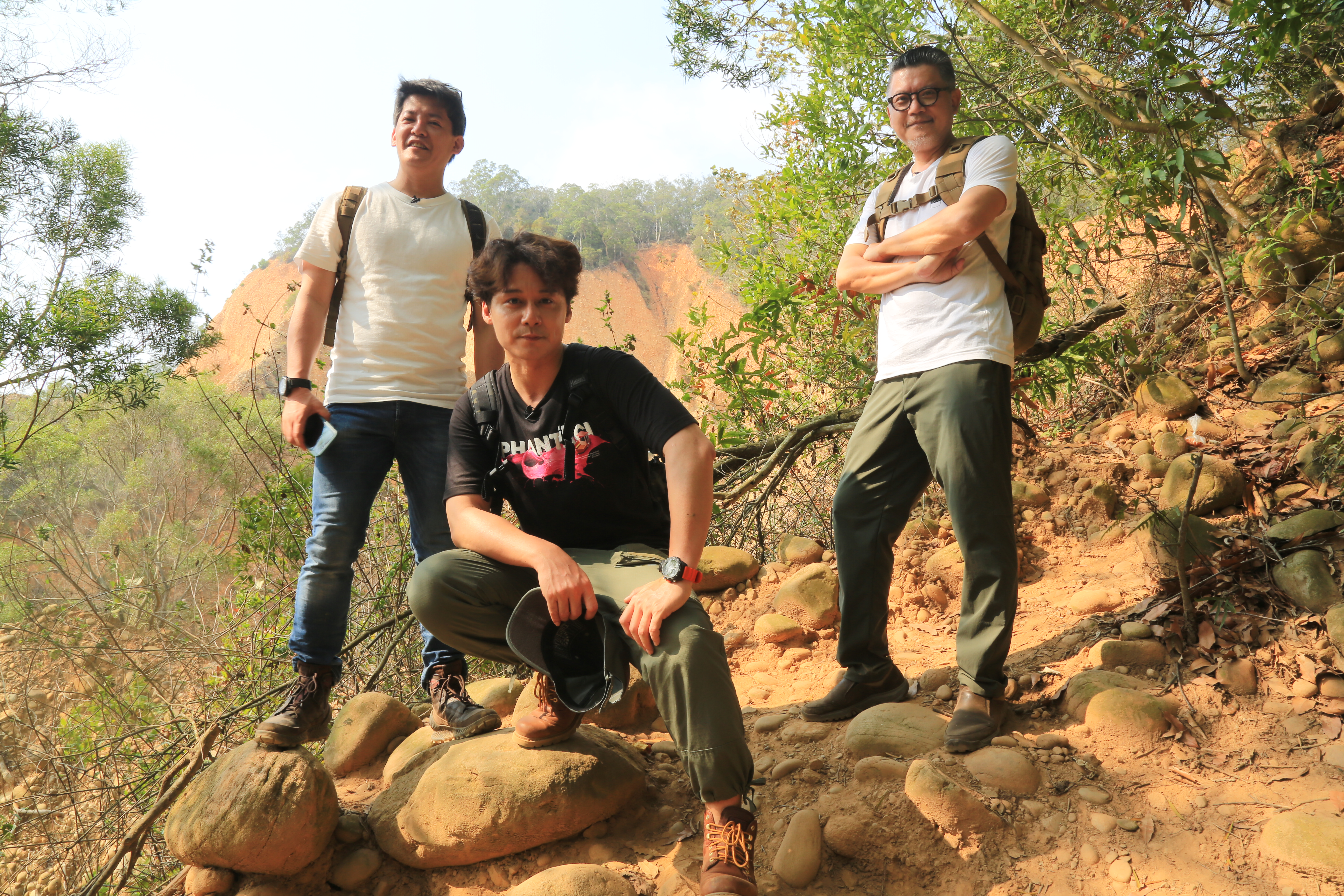 《出發吧!鐵三角》主持人謝哲青（左）、廖科溢（中）、工頭堅（右）於火炎山合照。（亞洲旅遊台提供）