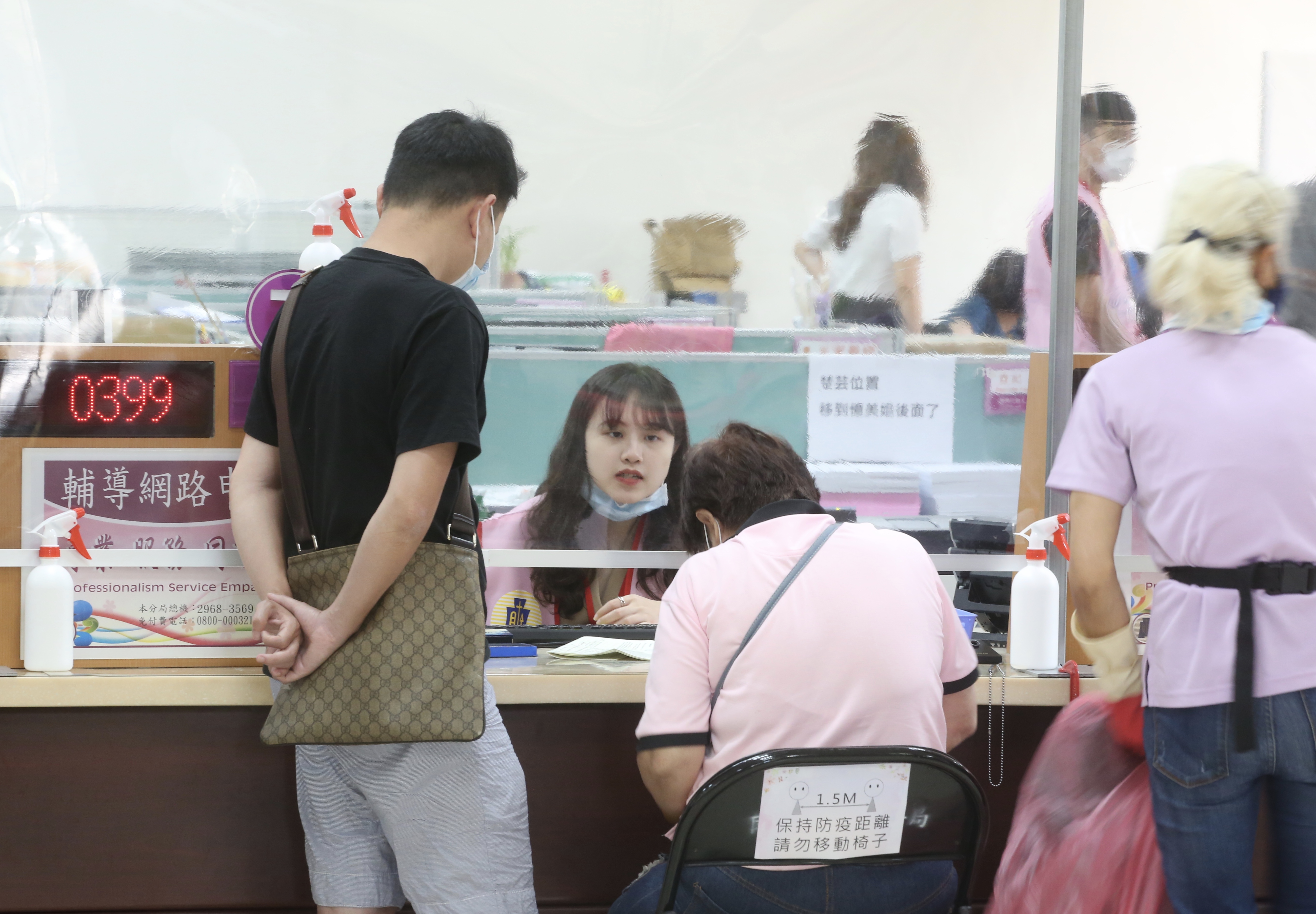 每人基本生活費由去年的18.2萬提高至19.2萬元，明年5月報稅適用，預計210萬戶受惠。